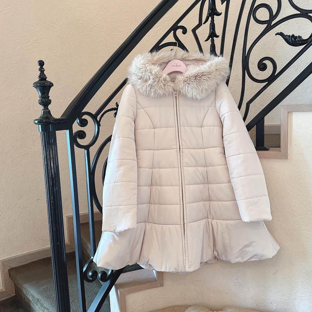 のインスタグラム：「winter coat🐰♥︎ ㅤㅤㅤㅤㅤㅤㅤㅤㅤㅤㅤㅤㅤ #フレアミドルダウン ¥25,800 ㅤㅤㅤㅤㅤㅤㅤㅤㅤㅤㅤㅤㅤ #evelyn #エブリン」