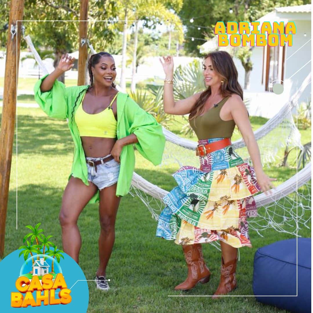 Nicole Bahlsのインスタグラム：「Vocês já assistiram o último episódio do @canalcasabahls? 🌴🏠🌴  Recebi a minha amiga @adrianabombom… Pensa em uma conversa boa 😍  Corre para assistir. Link no Story 😉😘  Stylist @sar_imagemeestilo Bota @oliveshoesbrasil」