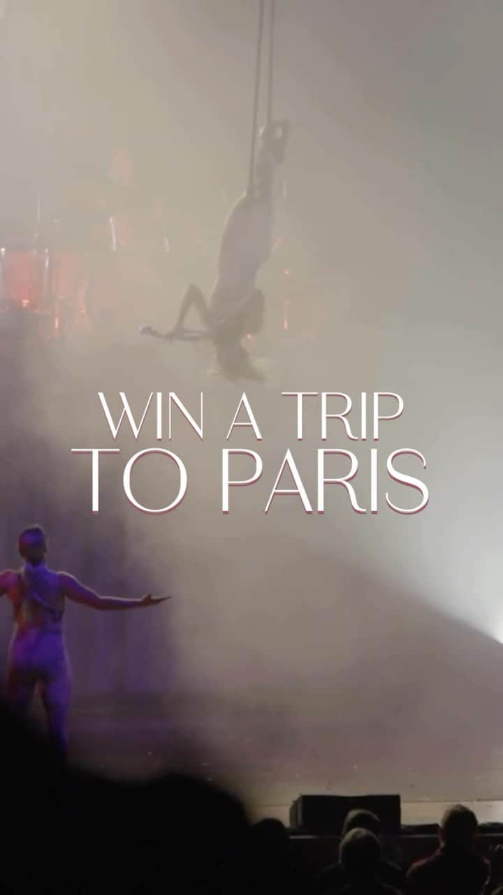 リンジー・スターリングのインスタグラム：「I'm giving away a trip to Paris to meet me in my very favorite city and be my guest at my show!   You and a guest could be flying to France to see my Christmas show in Europe with premium seats in my friends & family section at the Salle Pleyel in Paris, two VIP packages, a meet & greet with me, 4-night hotel accommodations and more.   It's the season of giving and your donations will support The Upside Fund and help people who need assistance with medical bills.   Donate To Win at: fandiem.com/lindseystirling  @winwithfandiem」