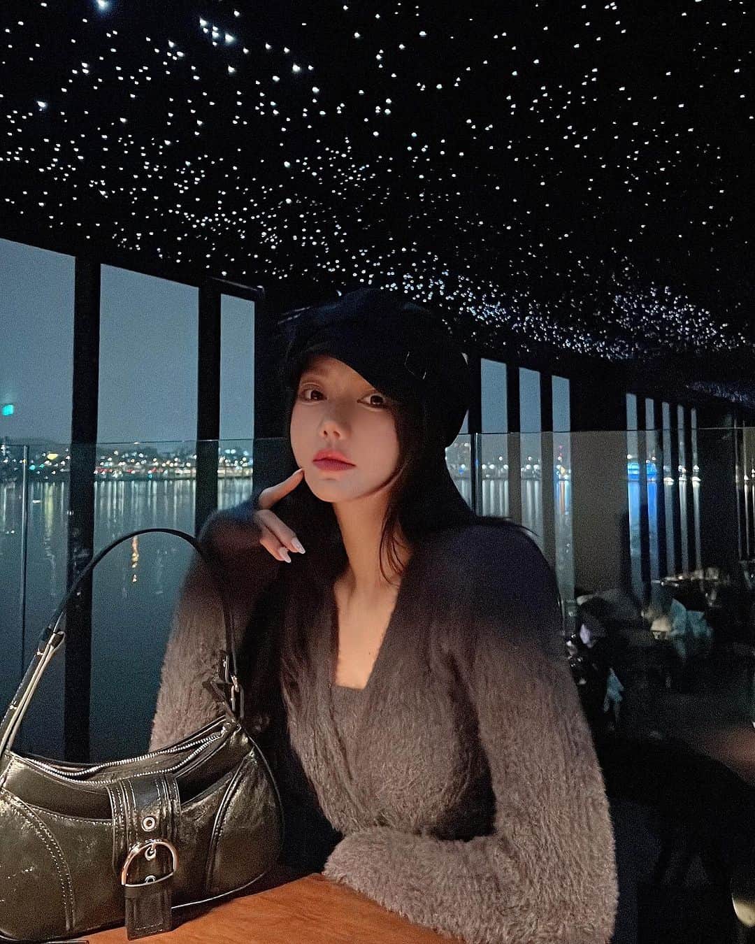 ソアのインスタグラム：「열장 꽉채워도 부족한 #녹트 🥹 저희는 가족식사로 갔는데 와인바가 메인인 곳이라 친구나 연인끼리 한잔하러가면 좋을 곳이더라구요 술 안주라 메뉴들이 다 간간했어요 담엔 더 이쁘게 하고가서 사진 왕창 찍을거에요🥹💙  아 그리고 가방 너무 이쁘죠?🫣❣️ 30일날 만나요 그전에 계속 스포해 드릴게요😉」