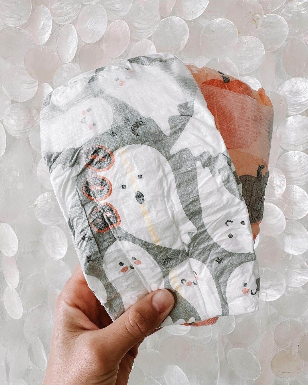 The Honest Companyのインスタグラム：「Aren't these diapers BOOtacular?! 👻 But don't be scared, there's still time to get yours at the #linkinbio! 🎃  📷| @shahrzad.blogger」