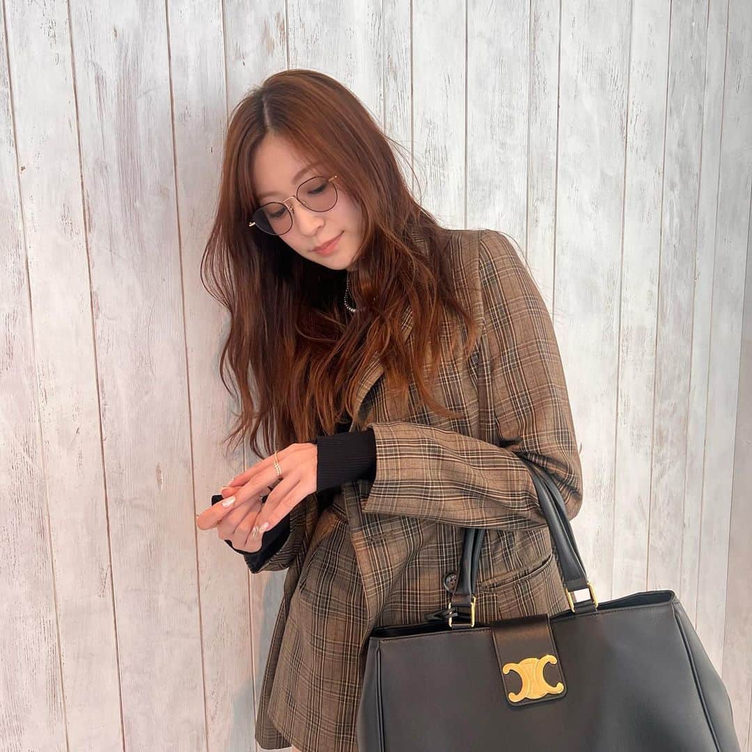 吉田朱里さんのインスタグラム写真 - (吉田朱里Instagram)「大好きなブーツが履ける時期👢 . 久しぶりに高めのヒール👠 EMODAのブーツはヒール高いけど前も高めだから歩きやすいし安定間あるから毎年お世話になってる❤️ そして何よりスタイル盛れる✌️ . セットアップは @resexxy_official 🤎 ブラウンチェック可愛いよね . カバンは新しく買った @celine iPadが入るちょうどいいサイズの👜探してたんだ〜❤️ 長く持てそうだし使いやすいデザインがお気に入り。 . サングラスは @resee.official コラボ。 もう少しで受注始まります！！ . #fashion #ootd #アカリンコーデ  #秋服」10月26日 9時28分 - _yoshida_akari