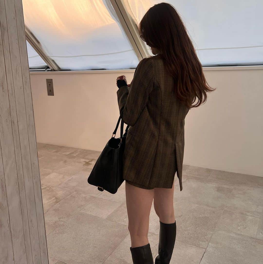 吉田朱里さんのインスタグラム写真 - (吉田朱里Instagram)「大好きなブーツが履ける時期👢 . 久しぶりに高めのヒール👠 EMODAのブーツはヒール高いけど前も高めだから歩きやすいし安定間あるから毎年お世話になってる❤️ そして何よりスタイル盛れる✌️ . セットアップは @resexxy_official 🤎 ブラウンチェック可愛いよね . カバンは新しく買った @celine iPadが入るちょうどいいサイズの👜探してたんだ〜❤️ 長く持てそうだし使いやすいデザインがお気に入り。 . サングラスは @resee.official コラボ。 もう少しで受注始まります！！ . #fashion #ootd #アカリンコーデ  #秋服」10月26日 9時28分 - _yoshida_akari