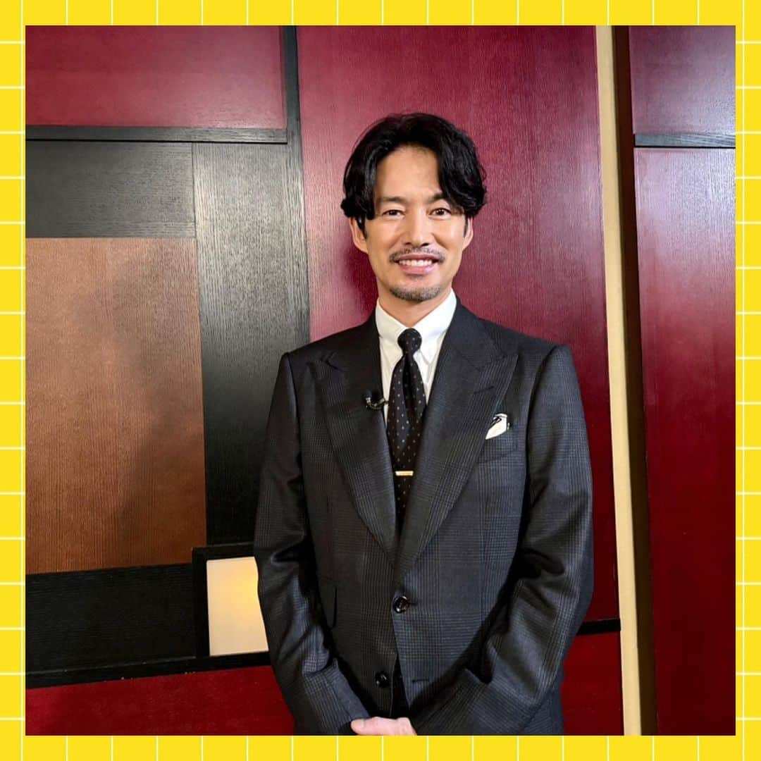 フジテレビ「めざまし8」さんのインスタグラム写真 - (フジテレビ「めざまし8」Instagram)「. #古市憲寿 のᝰ #エンタメ社会学🐈📖  竹…竹野内豊 古…古市憲寿  俳優・竹野内豊さん。27日から公開の映画「唄う六人の女」では、人里離れた山奥で謎の女たちに監禁される男を演じています。  古：こういうインタビューを引き受けてくださるイメージがなくて、スタッフが「竹野内さん、なんでこの仕事OKしてくれたんだろう？」って。 竹：まあ得意じゃないですね。 古：“竹野内さんってどんな人？”っていうと、実はあまり分からなくて…隠してます？私生活って？ 竹：いや、そんなことないですよ。隠してるわけじゃないです。 古：今回、間違って引き受けたんですか？このお仕事。 竹：いや、そんなことはないですよ。 古：大丈夫ですか？ 竹：大丈夫です。  27日から公開される映画「唄う六人の女」は、自然の中で撮影されたそうです。  古：山の中のシーンとか、虫とのシーンとか、あれ嫌じゃないんですか？ 竹：一般的には立ち入ることができない、厳重に管理されている自然保護区なので、ヒルとかもすごい多かったんです。 古：ヒルもいるんですか。 竹：子供の頃から自然の中で遊ぶ時間がすごく多かったんですよね。実は、都会よりも、全然自然の方が肌には合ってるかなと。 古：そのイメージあんまりないですね。昔で言う「シティボーイ」っていうかね、都会的なイメージがあったから。 竹：そうですね。  古：芸能界で仲のいい役者さんとかっていらっしゃるんですか? 竹：そんなしょっちゅうはお会いしたりとかしないですけど、西島秀俊さん。 「シン・ウルトラマン」樋口監督さんから連絡がかかってきて、「ちょっと西島さんが竹野内さんに会いたがってるから、今から来ないか？」っていうお誘いを受けてそれがきっかけで、ご自宅に招待してくださったりとか。  古：高校生の時にお母さんとお姉さんが雑誌のモデルに応募したことが芸能界入りのきっかけ？ 竹：そうですね。ある日父に、「おーい、ちょっと新聞取ってきてくれ」って言われて、ポストに行ったら、自分宛のはがきがあったんですよね。母に見せたら、まあ姉と2人で大喜びしてたっていう。 古：急にはがきが届いた？ 竹：オーディションに合格したっていう、一次選考かなんか。 古：オーディション行ったんですね。 竹：そこに何十人も日本全国から集まっているカッコイイお兄さんたちがいるわけですよ。その人たちを見たときに、なんかがく然としちゃって…初めての敗北感を味わった、そういう思い出は残ってますね。 古：それでオーディションは？ 竹：そう、通ったんですよね。  ドラマデビューから２年後の1996年。出演したのが、あの社会現象を巻き起こした ドラマ「ロングバケーション」。  古：ロングバケーションの頃、どうでした？大ヒットした作品で、人生変わったなって感じはありました？ 竹：山口智子さん、木村拓哉さん、もう大スターだったんで、いろいろ、こう学ぶものは多かったですね。 竹：ひげを生やしたのは、あの時が初めてだったかな。真二っていう名前だったんですけど。セリフで「アニマル真二」っていうワードがあって、その時、インスピレーションが湧いて「ひげでいきたい」って、生意気にお願いしたんですよ。 古：へぇー。竹野内さん発信だったんですね。 竹：普段自分がしてない…そういう単純なものから、こう役の世界に飛び込むことはできたかなとは思っているんですけど。それ以降は結構、普段もずっとひげを生やしてることが多いかもしれないです。  月９ドラマの名作「ロンバケ」から25年…おととしの月９「イチケイのカラス」では、主演として、座長を務めた竹野内さん。  竹：主演として現場に立たせていただいている時は、しっかりしなきゃとは思ってはいるんですけど…気の利いた一言で、現場を和ませたりとか、あまりそういうことは自分ができるタイプじゃないんで。 古：本当は気の利いた一言とか言いたいんですか？ 竹：先輩の役者さんが一言、何か言ったことで、空気が緩むとか、やっぱそういうのを見ると、かっこいいなって。 古：そんな憧れがあるんですね。  古：どういう役がやりやすいとか、なんか、あるんですか？ 竹：極端な話、完全に作り込まれた時代劇ですとか、作り上げられた世界観の方が、入り込みやすいといいますか。よく監督が「何の役作りもしなくていいですと、竹野内さんそのままでやられてください」って言われるのが一番困るんですよね。 古：本当はいろんな顔があるわけですもんね。当然竹野内さんの中にもね。 竹：うん。 古：最近でいうと「イチケイのカラス」とか、あと「GO」のCMとか、ちょっとコミカルな竹野内さんは、なんか新鮮な驚きはあります。 竹：今後俳優人生を送っていく中で、常にどこかでそういういい意味での裏切りと言いますか、そういったものは模索していくのかなぁなんて思います。  #めざまし８ #エンタメ社会学 #竹野内豊 #古市憲寿」10月26日 9時41分 - mezamashi8.tv