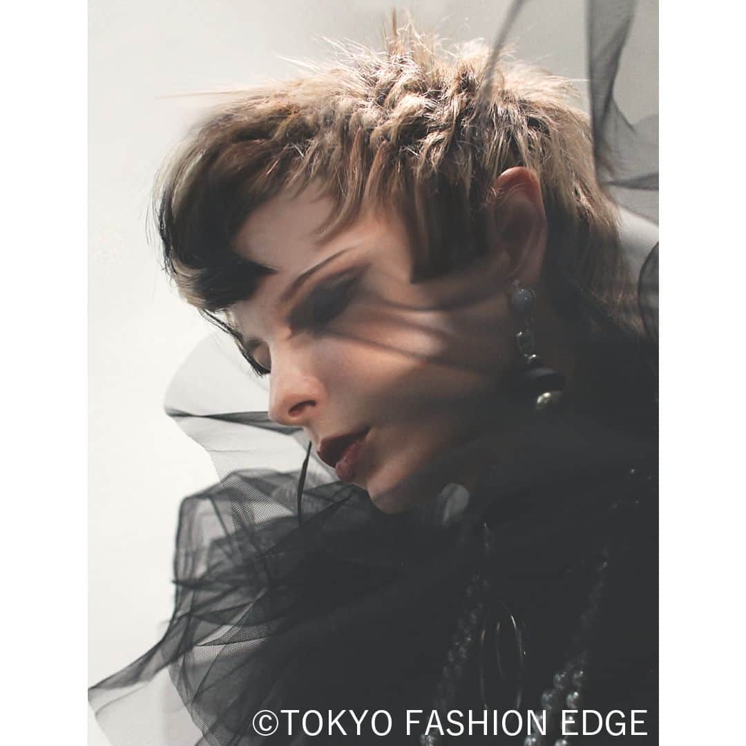 東京ファッションエッジ／プロフェッショナル東京のインスタグラム：「#ファッションエッジ 59号　好評発売中！  作品の一部をご紹介。  「decadance」 19世紀末に広がった芸術スタイルの“decadence”をキーワードにデザイン。 美しさの中に退廃的な空気感やダークな世界観を表現している。  Hair：藤本稔／atelierporto @porto_minoru  公式オンラインストアでは、クレジットカード、アマゾンpay、コンビニ決済、キャリア決済など、お支払いも便利でスムーズ😄 お買い求めはプロフィール欄のリンクまで🔍  ---------------------------------------------------- #東京ファッションエッジ　#tokyofashionedge #profeshionaltokyo #クリエイティブヘア#creative #クリエイティブヘアスタイリスト #creativehairstylist #hair #ヘアスタイル#hairstyle #ヘアカラー #haircolor #メイク #make #makeup #ファッション#fashion #美容師 #ヘアスタイリスト#hairstylist#hairstylistjapan #美容学生#modermsalon#colorsync#hairtransformation#hairinspo#hairofinstagram #美容学生と繋がりたい#fashionista」