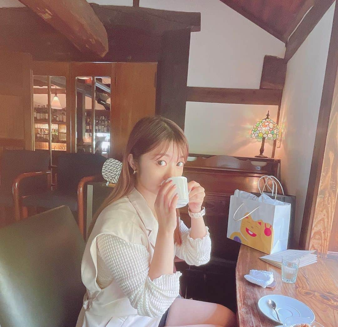 大庭彩歌さんのインスタグラム写真 - (大庭彩歌Instagram)「由布院でお茶した🤍 #天井桟敷  めちゃくちゃオススメです！  コーヒーがとにかく美味しくて キャラメルアイスも美味しい！ 店内も素敵でした✨  映え！！なカフェももちろん好きですが 落ち着いたお店もやっぱり良いですね♡ #大分　#ゆふいん #湯布院　#湯布院グルメ #由布院グルメ #湯布院カフェ」10月26日 9時35分 - ooba__ayaka