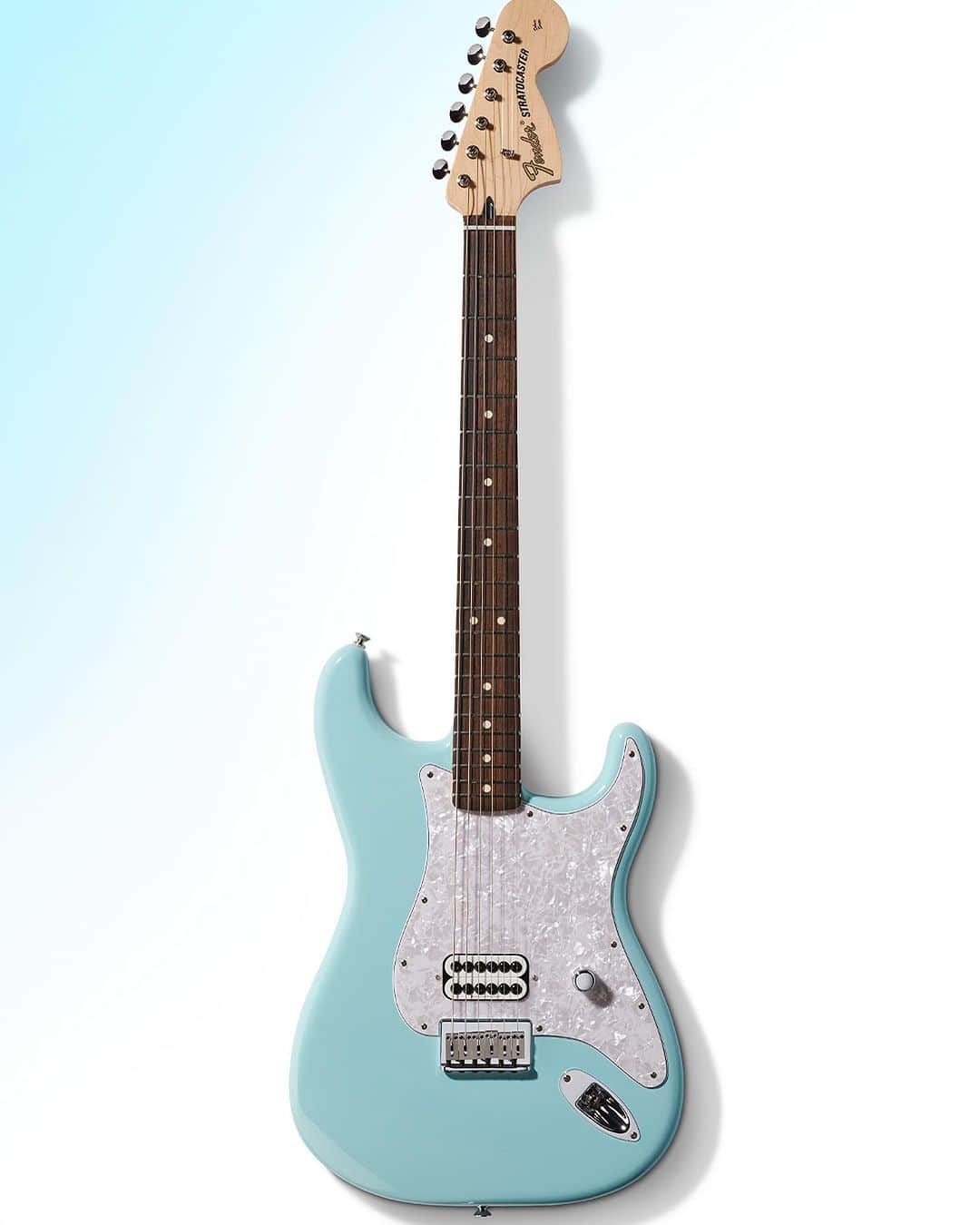 トム・デロングさんのインスタグラム写真 - (トム・デロングInstagram)「BREAKING NEWS: MY @FENDER STRATOCASTER IS BACK IN STOCK NOV 1st!!! Just in time for Santa’s yearly rager. 🤘🏼🤘🏼🤘🏼🤘🏼🤘🏼🤘🏼」10月26日 9時35分 - tomdelonge