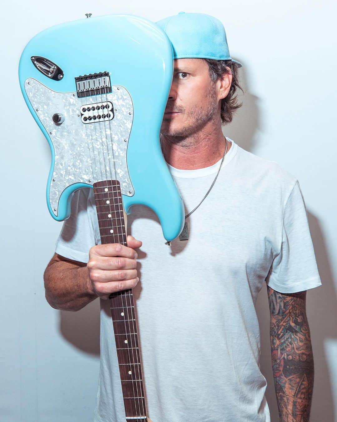 トム・デロングさんのインスタグラム写真 - (トム・デロングInstagram)「BREAKING NEWS: MY @FENDER STRATOCASTER IS BACK IN STOCK NOV 1st!!! Just in time for Santa’s yearly rager. 🤘🏼🤘🏼🤘🏼🤘🏼🤘🏼🤘🏼」10月26日 9時35分 - tomdelonge