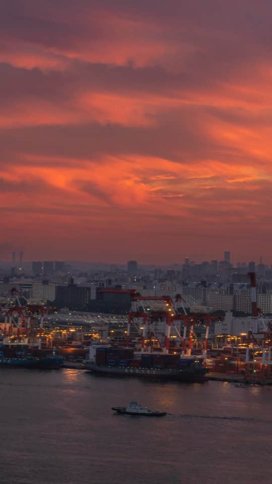 Joshのインスタグラム：「// Tokyo Bay is not usually the view I get to look at, so this was a lovely few moments to have in between work. Glad one of the two days I was there had a beautiful sunset. This was shot on the 29th floor of the Grand Nikko Tokyo Daiba. . . . #japan #japaneseculture #visitjapan #visitjapanjp #visitjapanau #explorejapan #japantravel #tokyoweekender #matcha_jp #japanawaits #japan_vacations #discoverjapan #discovertokyo #japanlandscape #japanlife #sunsetporn #sunsetlandscape #tokyo #tokyobay」