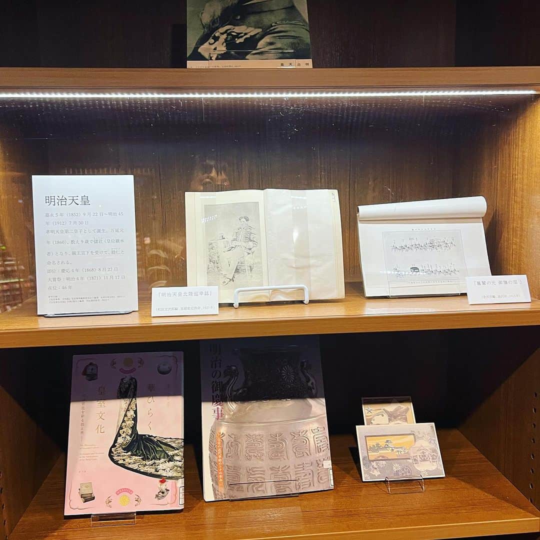 田中麗奈さんのインスタグラム写真 - (田中麗奈Instagram)「先日金沢で1人の時間が出来たので 石川県立図書館へふらりと。  先ずは四階に上がってから階段で降りて行くのがお勧め、 とタクシーの運転手さんが教えてくれたので 入り口に入って、中を見たい気持ちを抑えて 真っ直ぐエレベーターへ向かい、四階のボタンを押す。  ドアが開いて目に入る景色は圧巻で、 円形の天井から降り注ぐ光が本を照らす様は何か神聖で、 思わず うわっ、と声が漏れる。  この美しい空間で膨大な書籍たちが居心地良く あるべき所に収まっている。 幸せな気持ちになる。  時間があっという間に過ぎてしまい 後ろ髪引かれながら、慌てて図書館を後にした。  こんな素敵な空間があるなんて、石川県の方々は 幸せですね。  金沢に行く機会を作ってまた来たいな。  #石川県立図書館」10月26日 9時38分 - renatanaka07