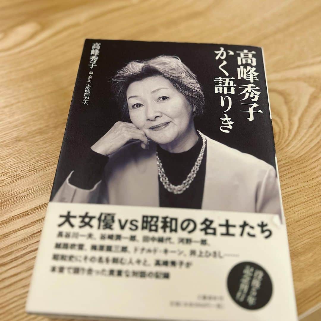 田中麗奈さんのインスタグラム写真 - (田中麗奈Instagram)「先日金沢で1人の時間が出来たので 石川県立図書館へふらりと。  先ずは四階に上がってから階段で降りて行くのがお勧め、 とタクシーの運転手さんが教えてくれたので 入り口に入って、中を見たい気持ちを抑えて 真っ直ぐエレベーターへ向かい、四階のボタンを押す。  ドアが開いて目に入る景色は圧巻で、 円形の天井から降り注ぐ光が本を照らす様は何か神聖で、 思わず うわっ、と声が漏れる。  この美しい空間で膨大な書籍たちが居心地良く あるべき所に収まっている。 幸せな気持ちになる。  時間があっという間に過ぎてしまい 後ろ髪引かれながら、慌てて図書館を後にした。  こんな素敵な空間があるなんて、石川県の方々は 幸せですね。  金沢に行く機会を作ってまた来たいな。  #石川県立図書館」10月26日 9時38分 - renatanaka07