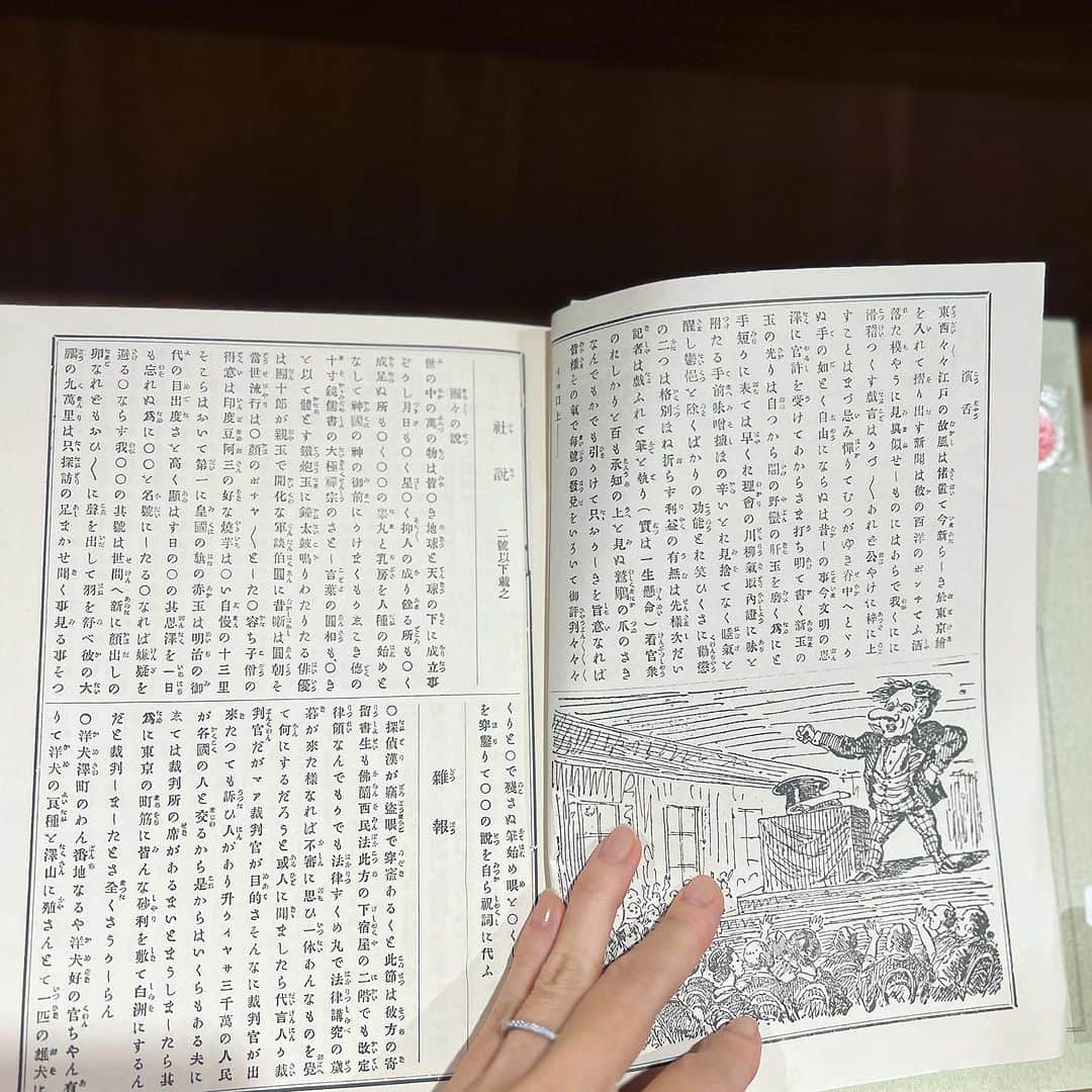 田中麗奈さんのインスタグラム写真 - (田中麗奈Instagram)「先日金沢で1人の時間が出来たので 石川県立図書館へふらりと。  先ずは四階に上がってから階段で降りて行くのがお勧め、 とタクシーの運転手さんが教えてくれたので 入り口に入って、中を見たい気持ちを抑えて 真っ直ぐエレベーターへ向かい、四階のボタンを押す。  ドアが開いて目に入る景色は圧巻で、 円形の天井から降り注ぐ光が本を照らす様は何か神聖で、 思わず うわっ、と声が漏れる。  この美しい空間で膨大な書籍たちが居心地良く あるべき所に収まっている。 幸せな気持ちになる。  時間があっという間に過ぎてしまい 後ろ髪引かれながら、慌てて図書館を後にした。  こんな素敵な空間があるなんて、石川県の方々は 幸せですね。  金沢に行く機会を作ってまた来たいな。  #石川県立図書館」10月26日 9時38分 - renatanaka07
