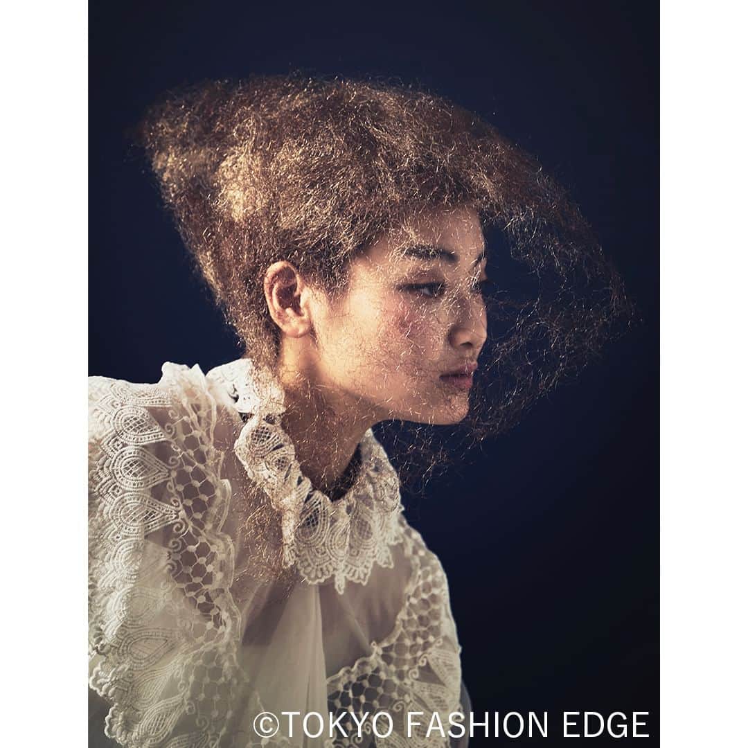 東京ファッションエッジ／プロフェッショナル東京のインスタグラム：「#ファッションエッジ 59号　好評発売中！  作品の一部をご紹介。  「many many memories」 アンティーク感を感じるファンタジーな世界観を表現。  Hair：維駒／KENOMIKA. @kenomika_ikoma  公式オンラインストアでは、クレジットカード、アマゾンpay、コンビニ決済、キャリア決済など、お支払いも便利でスムーズ😄 お買い求めはプロフィール欄のリンクまで🔍  ---------------------------------------------------- #東京ファッションエッジ　#tokyofashionedge #profeshionaltokyo #クリエイティブヘア#creative #クリエイティブヘアスタイリスト #creativehairstylist #hair #ヘアスタイル#hairstyle #ヘアカラー #haircolor #メイク #make #makeup #ファッション#fashion #美容師 #ヘアスタイリスト#hairstylist#hairstylistjapan #美容学生#modermsalon#colorsync#hairtransformation#hairinspo#hairofinstagram #美容学生と繋がりたい#fashionista」