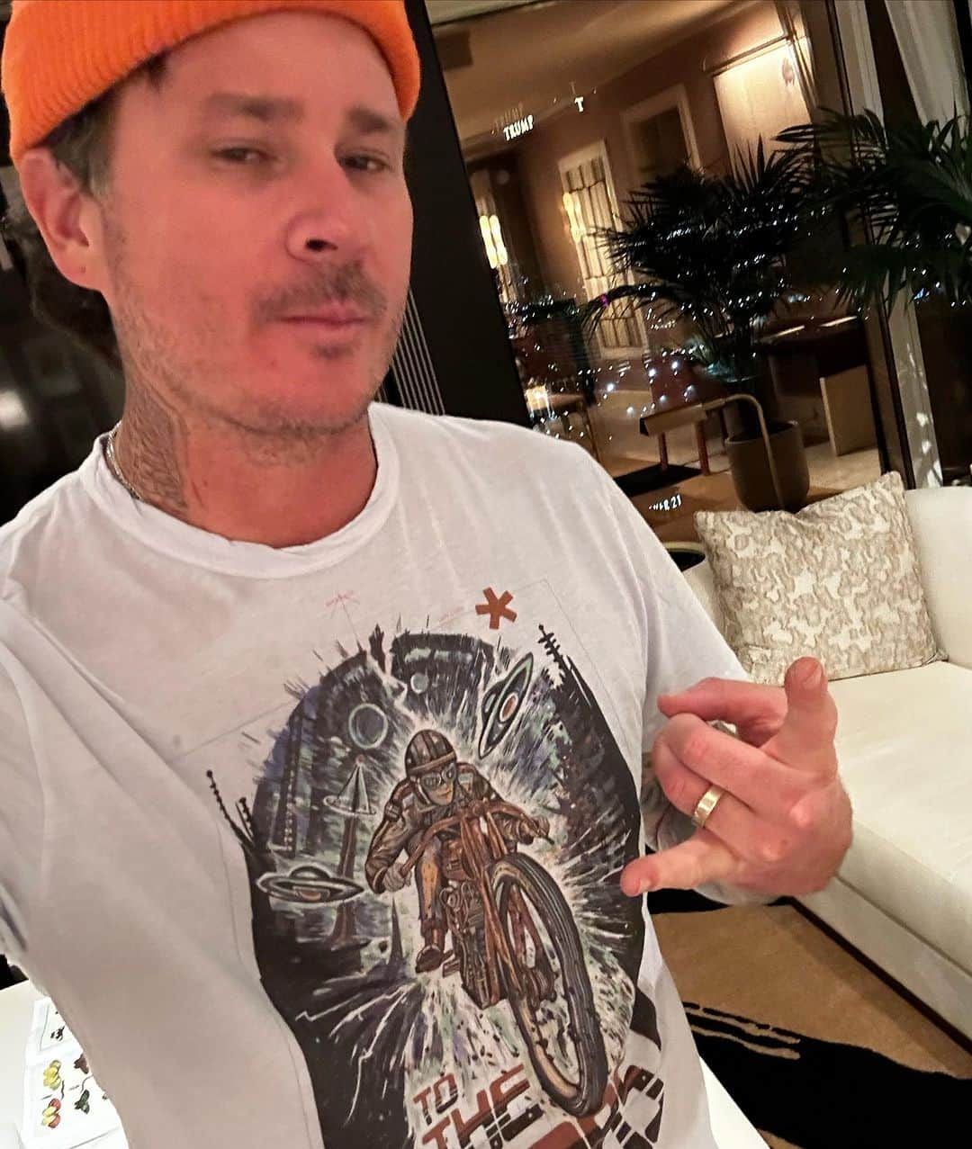 トム・デロングのインスタグラム：「Oh yeah… My shirt is now available at www.ToTheStars.Media @tothestars.media」