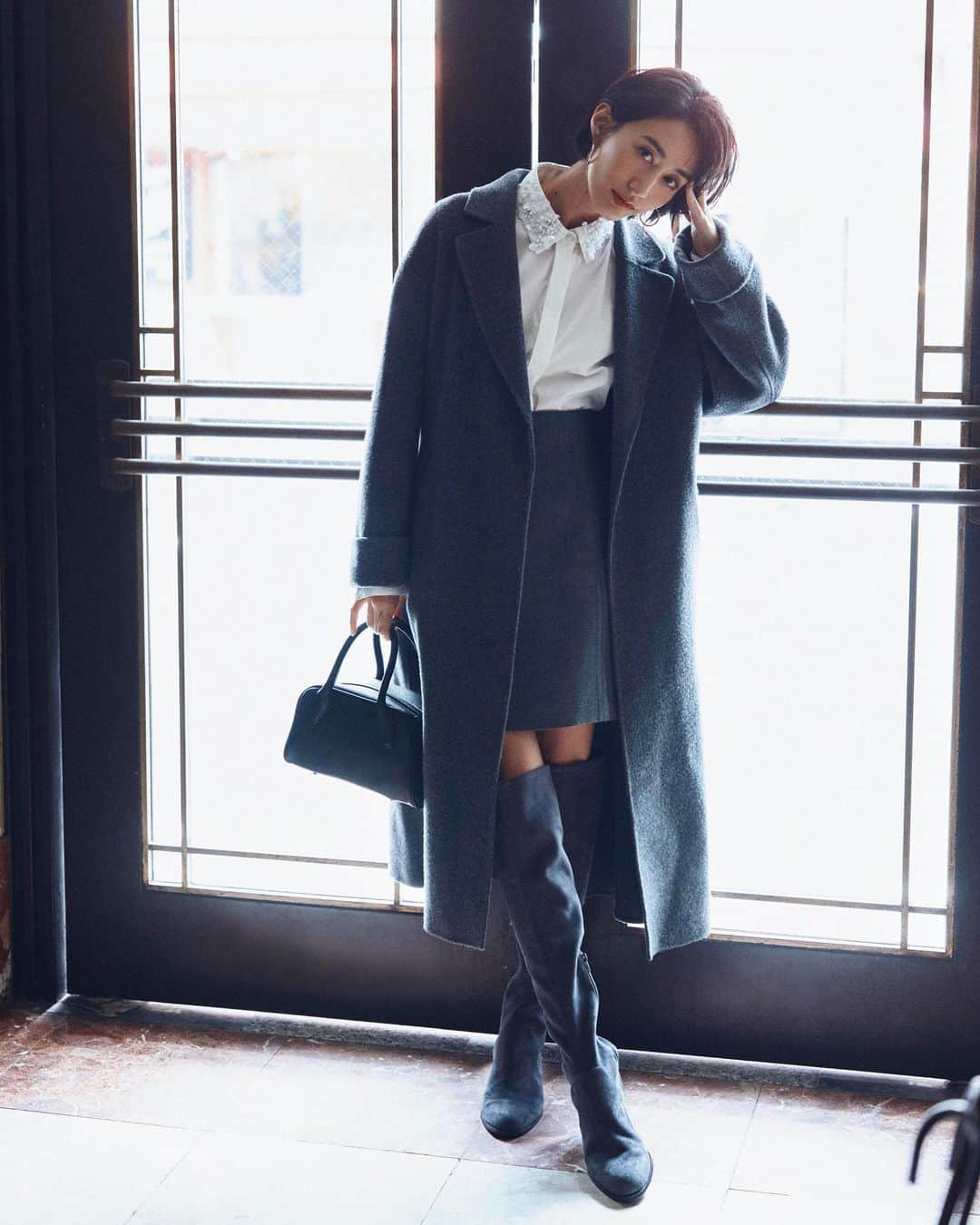 のインスタグラム：「⁡ 神山まりあさん着用！ \\Arpege story Original NEW WEB ALBUM// ⁡ ◼️リバーカラーコート ¥57,200(税込) No. 11421480.1 Col.黒、グレー、薄ベージュ、チャコールグレー、 ピンク(ルミネ大宮店限定カラー)、 サックス(ルミネ横浜店限定カラー)、 紺(ルミネ有楽町店限定カラー)、 キャメル、ライトグレー(ルミネ新宿店・ルクア大阪店限定カラー) ⁡ 商品詳細はサイトをご覧ください！ スワイプしてアイテムをCHECK▶▶▶ ⁡ -——————————————— ⁡ 【オンラインショップ】 10/25(水)0:00〜発売スタート ⁡ 【リアルショップ】 11/9(木)〜発売スタート ⁡ -——————————————— ⁡ @arpege_story @mariakamiyama  ⁡ -——————————————— #arpegestory  #arpegestoryoriginal  #アルページュストーリー  #オリジナル #新作アイテム #神山まりあ #WEBALBUM #ファッションの力を信じよう」