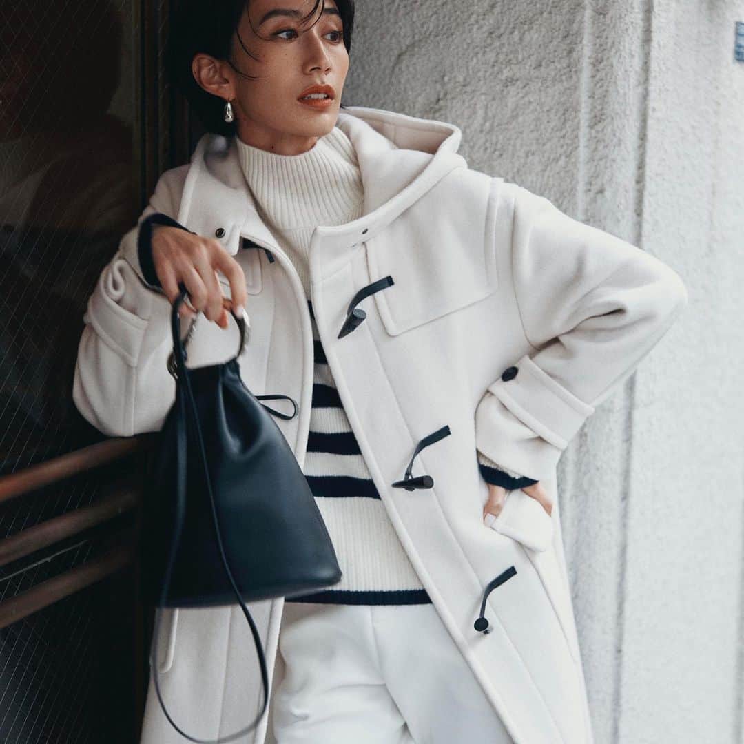 のインスタグラム：「⁡ 神山まりあさん着用！ \\Arpege story Original NEW WEB ALBUM// ⁡ ◼️ロングダッフルコート ¥64,900(税込) No. 12422360.1 Col.黒･キャメル(ルミネ店舗･ルクア大阪店限定カラー)、 オフ白(ルミネ新宿店カラー) ⁡ 商品詳細はサイトをご覧ください！ スワイプしてアイテムをCHECK▶▶▶ ⁡ -——————————————— ⁡ 【オンラインショップ】 10/25(水)0:00〜発売スタート ⁡ 【リアルショップ】 11/9(木)〜発売スタート ⁡ -——————————————— ⁡ @arpege_story @mariakamiyama  ⁡ -——————————————— #arpegestory  #arpegestoryoriginal  #アルページュストーリー  #オリジナル #新作アイテム #神山まりあ #WEBALBUM #ファッションの力を信じよう」