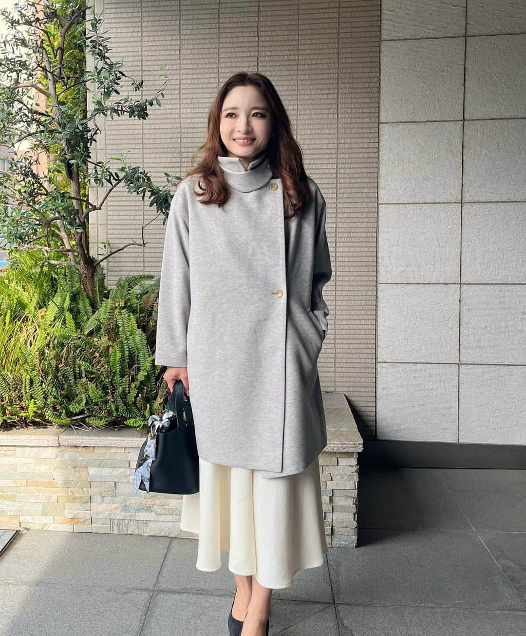 AriizumiEmaのインスタグラム：「夜はアウターが必要な季節になってきました🥰 今季はいつにも増して、グレー🩶が気になります。 写真のアウターは、 @elura_official  の展示会で一目惚れしたウールライクコート。 ウールの様な暖かさと、軽さ❤️ 開けても閉めても可愛い。 色違いで、グレンチェックも届いているので、また載せます🩷  どちらも、.st（オンラインストア）で購入できます！  ・ #elurra #エルーラ#大人な悩みに効くコーデ #elura2023aw #PR」