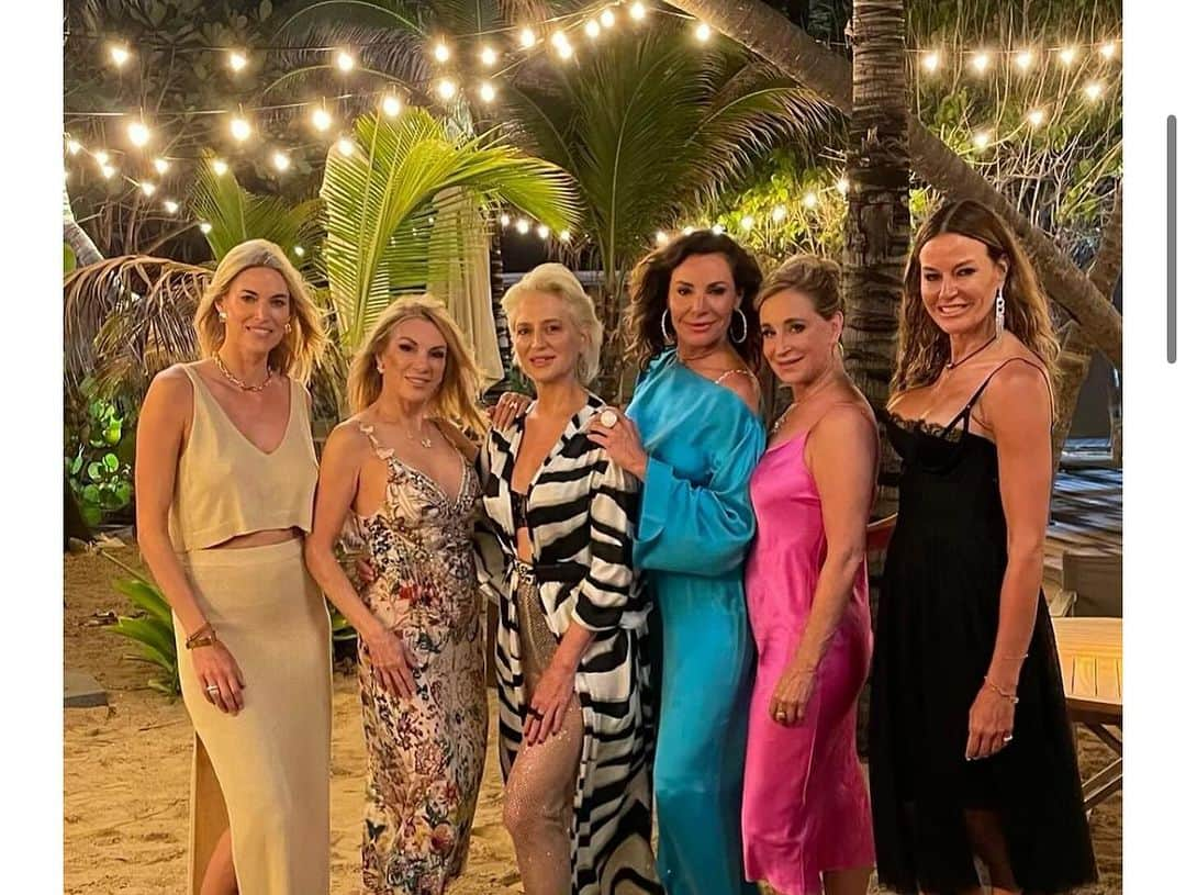 ヘザー・マクドナルドさんのインスタグラム写真 - (ヘザー・マクドナルドInstagram)「Up Thursday #juicyscoop with @countessluann Britney’s Bestseller and Open Marriages with Countess Luann   Well, first things first: I read Britney Spears’ new book – SO juicy! I give you my take on all the madness covered in it.  Then, original RHONY cast member Countess Luann is in the studio to give us all the juice behind some of her most infamous housewife moments! We talk BravoCon and how the franchise has changed over the years. Travis will join Taylor on the Europe leg of the Eras Tour. Mauricio and his DWTS partner were caught holding hands…is Kyle jealous? Meryl Streep files for divorce. We discuss open marriages, why they work in Europe, and how they go wrong in Hollywood. Enjoy! #rhony #britneyspears #rhoslc #rhobh #heathermcdonald #countessluann #comedy #bravotv #dwts #kylerichards #lateinlifelesbian #merylstreep #jadapinkettsmith #willsmith #opennarriage #cheatibg #threesomes #divorce」10月26日 9時54分 - heathermcdonald