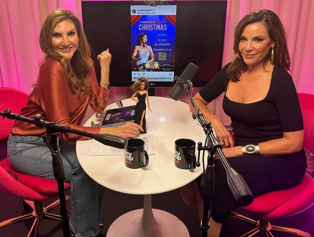 ヘザー・マクドナルドさんのインスタグラム写真 - (ヘザー・マクドナルドInstagram)「Up Thursday #juicyscoop with @countessluann Britney’s Bestseller and Open Marriages with Countess Luann   Well, first things first: I read Britney Spears’ new book – SO juicy! I give you my take on all the madness covered in it.  Then, original RHONY cast member Countess Luann is in the studio to give us all the juice behind some of her most infamous housewife moments! We talk BravoCon and how the franchise has changed over the years. Travis will join Taylor on the Europe leg of the Eras Tour. Mauricio and his DWTS partner were caught holding hands…is Kyle jealous? Meryl Streep files for divorce. We discuss open marriages, why they work in Europe, and how they go wrong in Hollywood. Enjoy! #rhony #britneyspears #rhoslc #rhobh #heathermcdonald #countessluann #comedy #bravotv #dwts #kylerichards #lateinlifelesbian #merylstreep #jadapinkettsmith #willsmith #opennarriage #cheatibg #threesomes #divorce」10月26日 9時54分 - heathermcdonald