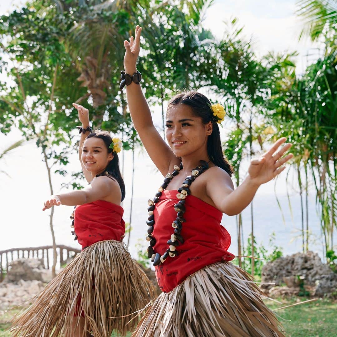 グアム政府観光局のインスタグラム：「グアムの伝統文化を代表する踊り "チャモロダンス" をご存知ですか？  若い戦士や漁師の踊り、人魚伝説の踊り、新しい生命や自然などをテーマにした生命感に満ちたダンスです。  #hereweguam #Guam #グアム #insta #weekend #instagood #instaphoto #旅行 #海外旅行 #instagram #チャモロダンス #伝統文化 #文化体験 #海外文化 #チャモロ #チャモロ文化 #ダンスレッスン」