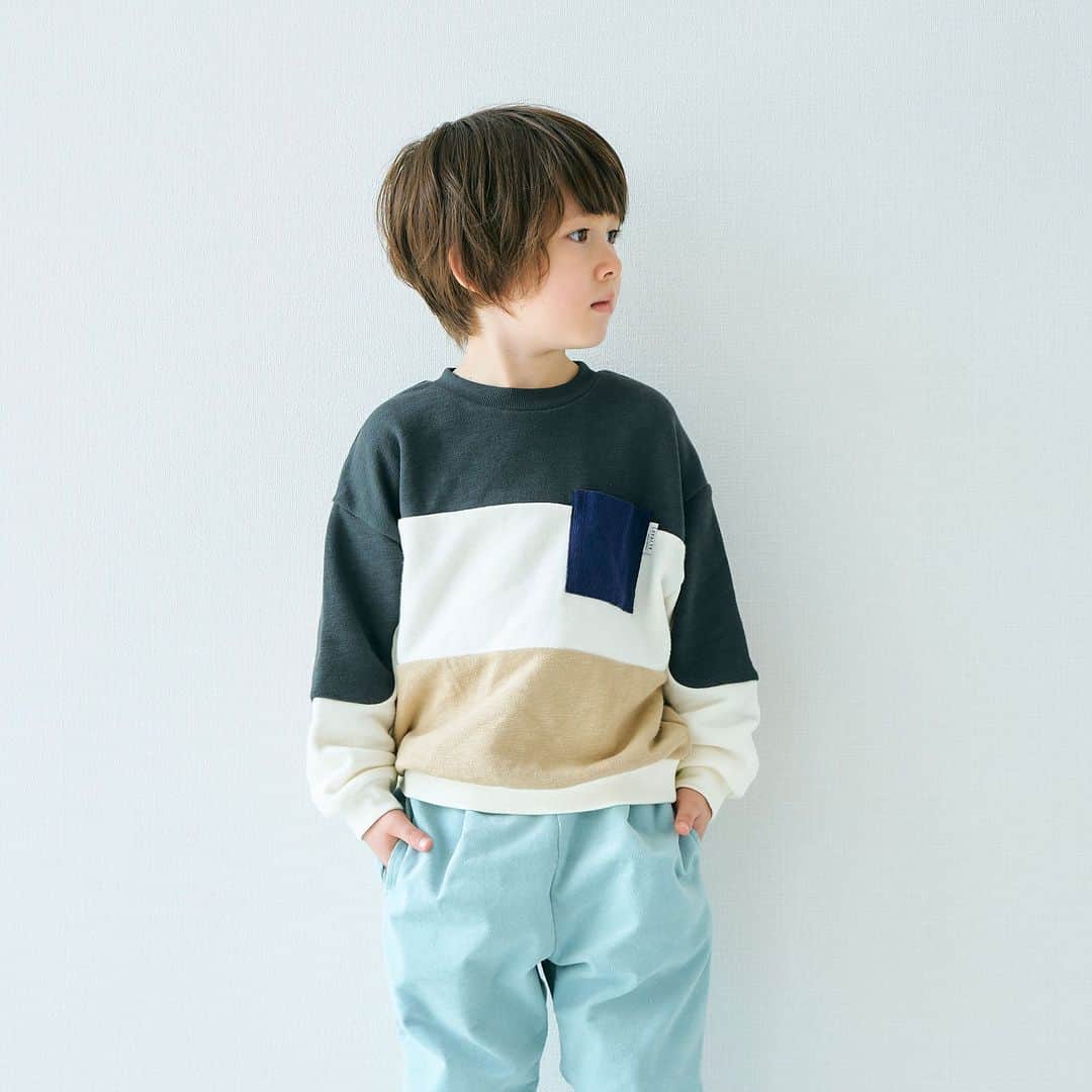 アプレレクールオフィシャルさんのインスタグラム写真 - (アプレレクールオフィシャルInstagram)「＼【期間限定】新作トップスが20％OFF♪／  10/26(木)～10/31(火)の6日間限定で アプレレクール期間限定SALEを開催！ なんと！店内の新作トップスが20%OFFに！！  肌寒くなってきたこれからの季節に大活躍の 長袖Ｔシャツ・トレーナーを 期間限定プライスでGETしてください♪  ≪おすすめアイテム≫  🏷RAINBOWロゴトレーナー （V411043）（80-140cm） 20%OFF → 1,496円(税込)  🏷4柄モチーフドッキングトレーナー （V411023）（80-140cm） 20%OFF → 2,552円(税込)  🏷切替スターパッチトレーナー （V411053）（80-130cm） 20%OFF →　2,024円(税込)  🏷無地・総柄ゆったりトレーナー （V511033）（80-140cm） 20%OFF →　1,320円(税込)  他にもお得な対象アイテムがたくさんございます♪ 各アイテムは、なくなり次第終了となりますので、お早めに！ ぜひお近くの店舗にてご覧ください♪  【注意事項】 ※一部対象外がございます。 ※店舗により、開始日や在庫状況が異なる場合がございます。詳しくはお近くの店舗へお問合せください。 ※オンラインストアでは、販売価格が異なる場合がございます。 詳細は、各オンラインストアのサイトをご覧ください。  #アプレレクール #apreslescours #アプレキッズ #こどもふく #子ども服 #オシャレキッズ  #子供服 #キッズ服 #ママリ #たまひよ #キッズフォト  #娘コーデ  #女の子コーデ  #男の子コーデ #sale　#autumnsale」10月26日 10時00分 - apres__official