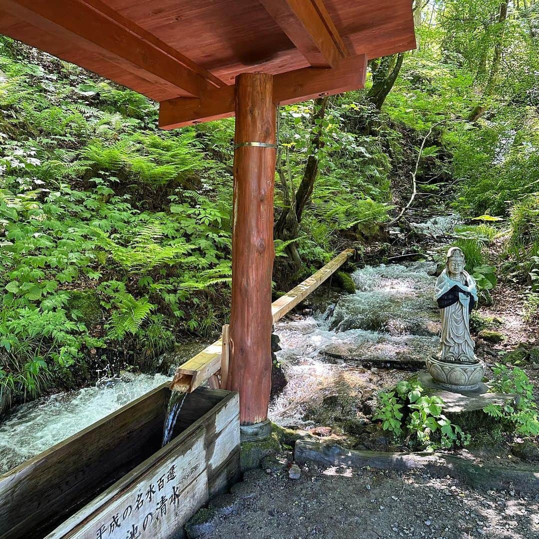 宇田恵菜さんのインスタグラム写真 - (宇田恵菜Instagram)「Akita Trip 6月の秋田青森旅行ログ  秋田と青森間をつなぐ、リゾートしらかみ。 途中下車をして、白神山地の青池に行きました！！ 加工なしで本当にこの色。透き通りすぎてて、魚が泳いでいるのが見えるくらい。 歩いててくてく森の中を下り、名水を使った抹茶を絶景の中いただく。 森の中の湖の横にあるご飯屋さんでお昼を食べ、またしらかみに乗り、今回のお宿の不老不死温泉に行きました！  なんと混浴かつ大海原の横にひょうたんの形の温泉。 絶景での露天温泉は温泉好きからしたら最高。 晩御飯もこれでもか！！てぐらい豪華で、夕日が沈むのをみながら食べれました☺️ -—————————— #casting  #actress #shortfilm #キャスティング  #役者  #filmingcrew #filming #撮影中 #撮影クルー #leadactress #女優 #actresslife #スチール撮影 #黒髪 #blackhair 　#愛媛出身 #不動産女子 #japaneseactress  #秋田旅行　#秋田観光　#リゾートしらかみ　#リゾートしらかみくまげら #リゾートしらかみ橅 #リゾートしらかみ青池 #青池　#不老不死温泉」10月26日 10時00分 - ena2727