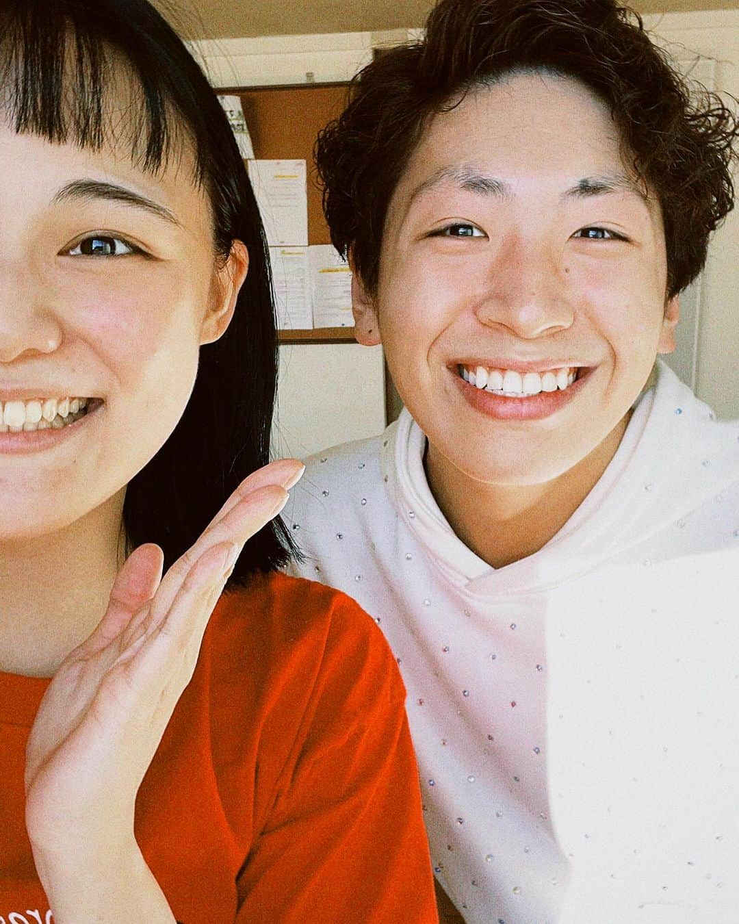 四宮吏桜さんのインスタグラム写真 - (四宮吏桜Instagram)「くるくるヘアがとてもお似合いの政田くん👼  オンディーヌで初めましてで 今回共演は２回目。 最近では何でお互い爆笑してるのかわからないほどほぼ笑い合ってます←  エンジェルがとてもお似合いです✨  #一日一投稿 #四宮吏桜 #政田洋平  #夢から醒めた夢 #ミュージカル #自由劇場」10月26日 10時00分 - rio_s_0221