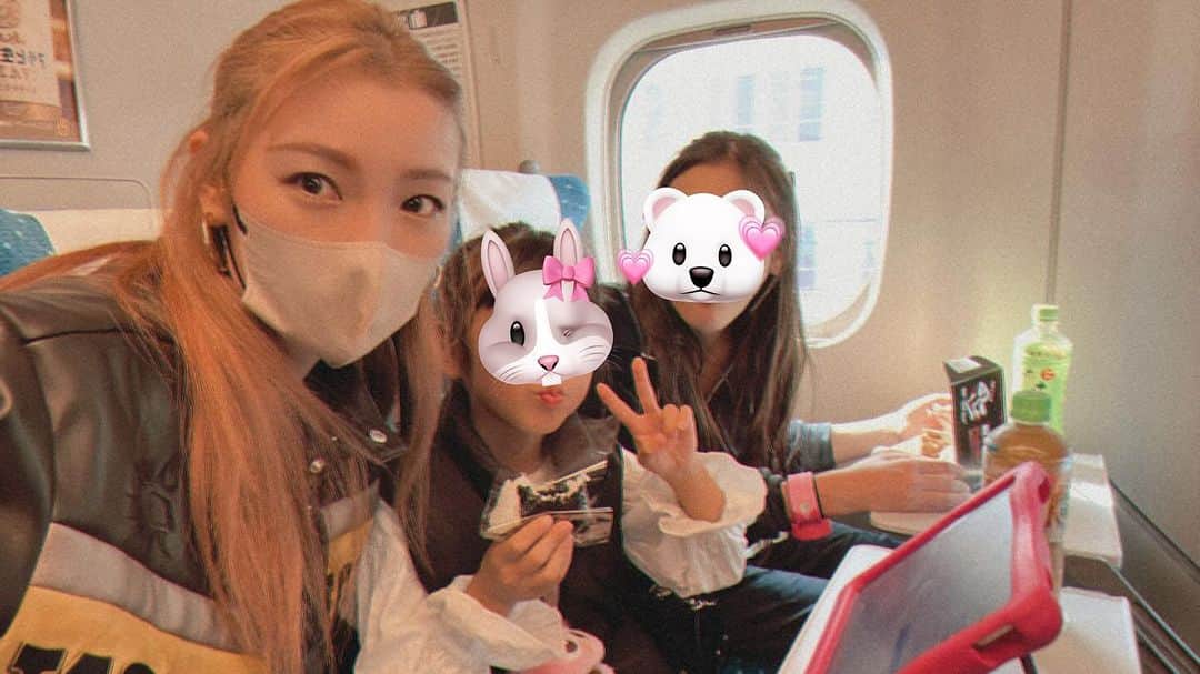のインスタグラム：「もう大阪たくさん楽しめて娘達良い秋休みの思い出🍂🍁🌰🎃 楽しすぎてへとへとになったし、予定よりも少し時間を早めの新幹線に変更して帰ってきた🚄💨 大荷物いっぱい　もちろん551と点々餃子はmust」