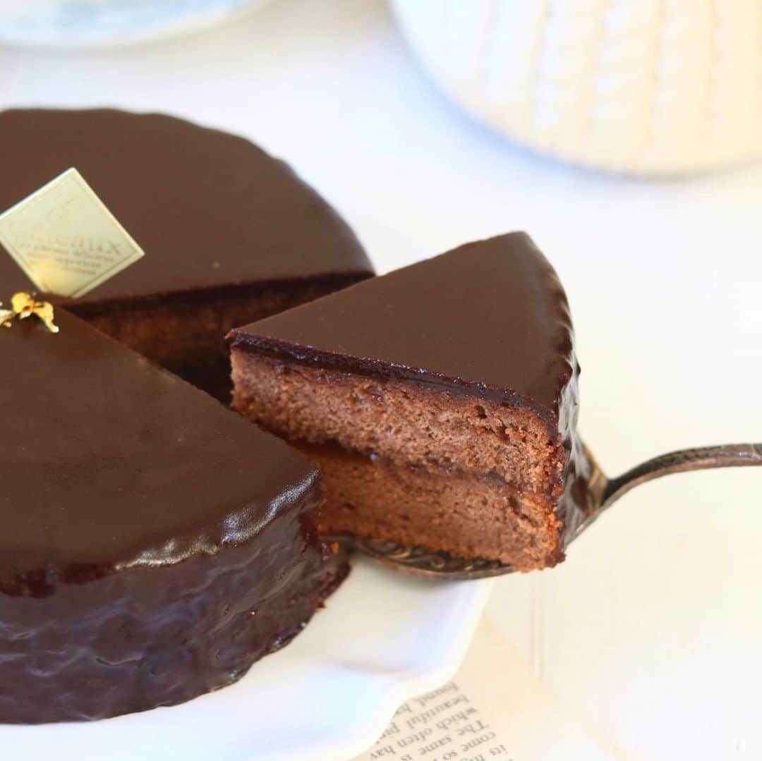 mikiさんのインスタグラム写真 - (mikiInstagram)「・ ・ 🍫cake🍫  久しぶりのお菓子作り！ ザッハトルテにしました。  お菓子作りって間が空くと要領悪くなり大変🥹  グラズールってどう作るんだっけな？とか。 側面はおいといて笑　表面はまぁ、ツルンと仕上がったかな☺️ ２枚目に断面寄り、ふわっとしたチョコレート生地に！ 丁寧に作るとやっぱり美味しく仕上がる！  そして今日は、数年ぶりのママ友とランチ💓中学受験、高校受験と共に頑張ってサポートしてきたママ友☺️  美味しいランチのお店を予約してくれてるみたいなので楽しみ🫶 大学受験に向けていろんな話をできたらなぁ💓  みなさんも良い1日を！  お返事遅れています🙏🏻」10月26日 10時01分 - koron.n