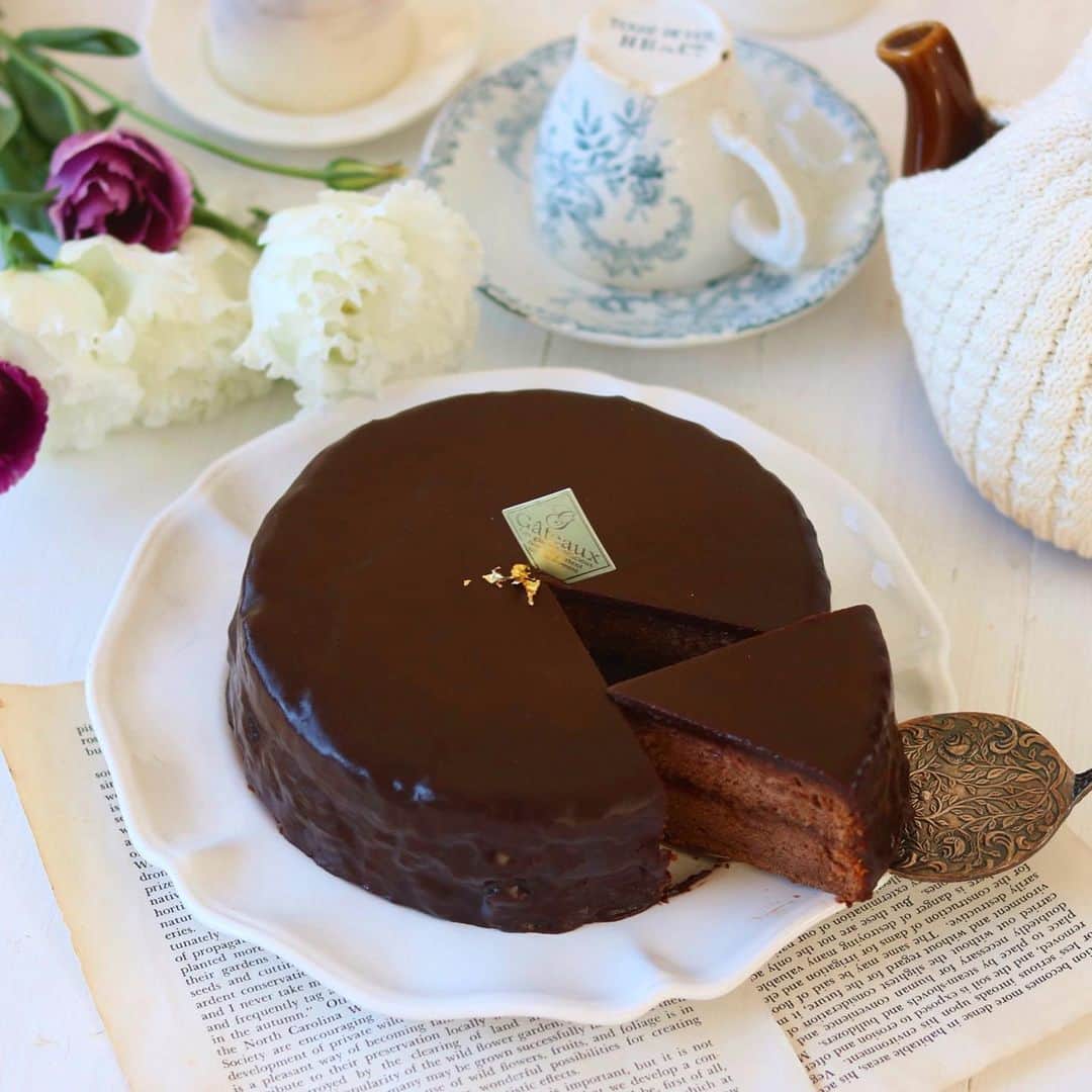 mikiさんのインスタグラム写真 - (mikiInstagram)「・ ・ 🍫cake🍫  久しぶりのお菓子作り！ ザッハトルテにしました。  お菓子作りって間が空くと要領悪くなり大変🥹  グラズールってどう作るんだっけな？とか。 側面はおいといて笑　表面はまぁ、ツルンと仕上がったかな☺️ ２枚目に断面寄り、ふわっとしたチョコレート生地に！ 丁寧に作るとやっぱり美味しく仕上がる！  そして今日は、数年ぶりのママ友とランチ💓中学受験、高校受験と共に頑張ってサポートしてきたママ友☺️  美味しいランチのお店を予約してくれてるみたいなので楽しみ🫶 大学受験に向けていろんな話をできたらなぁ💓  みなさんも良い1日を！  お返事遅れています🙏🏻」10月26日 10時01分 - koron.n
