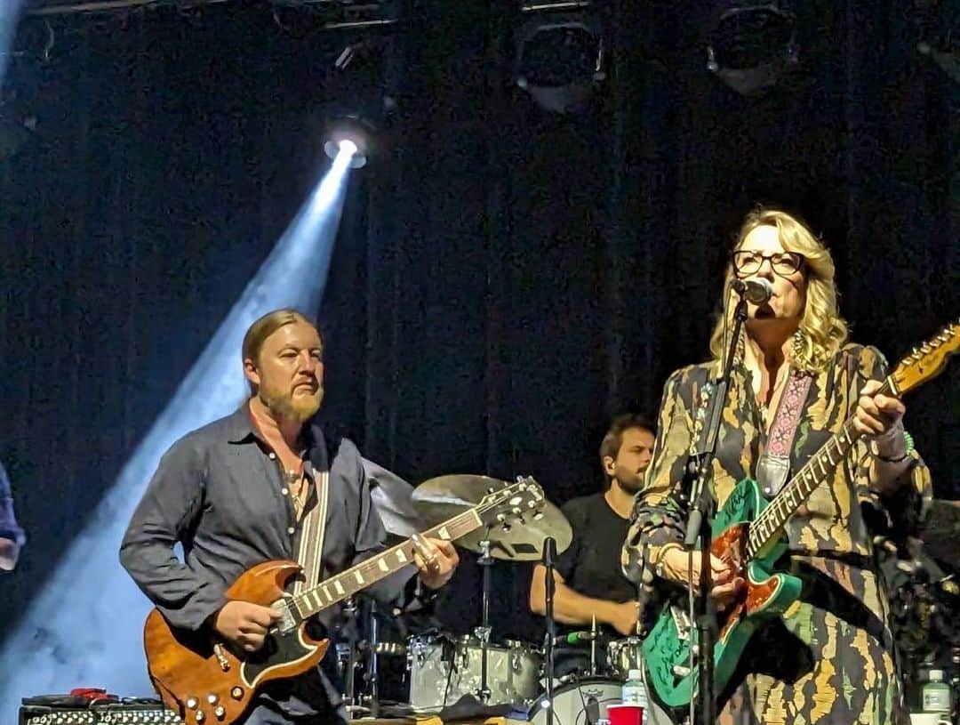 ヒロ寺平さんのインスタグラム写真 - (ヒロ寺平Instagram)「State-of-the-art Live  テデスキ・トラックスバンド スーザン・テデスキとデレク・トラックスの夫婦。 奥さんのスーザンが歌いサイドギターを担当、そして旦那のデレクがギターを唸らせる。  婦唄夫随であり夫唱婦随でもある最高のカップル。 2人ともグラミー賞受賞も当然と観る者を納得させる凄腕。  ステージ上にこの夫婦を含め全12人が立つ。 キーボード、ベース、ドラム、ホーン、そしてコーラス。 このサポートメンバーがそれぞれにとびっきりの腕前を披露する。  サザンロック基調のブルースやジャズの要素も窺わせるステージング。  音がデカいだけではダメ。 出る時は出て引く時は引く。 緩急宜しくメリハリを利かせたアンサンブル。 掛け値なしの世界最高のライブバンドを楽しんだ。  12pieces of superb talent gathered on stage!! こんな感想と共に昨夜はアルカイックホールを後にした。  #TEDESCHITRUCKSBAND #ヒロ寺平 #ヒロT #アルカイックホール」10月26日 10時03分 - hiroteradaira