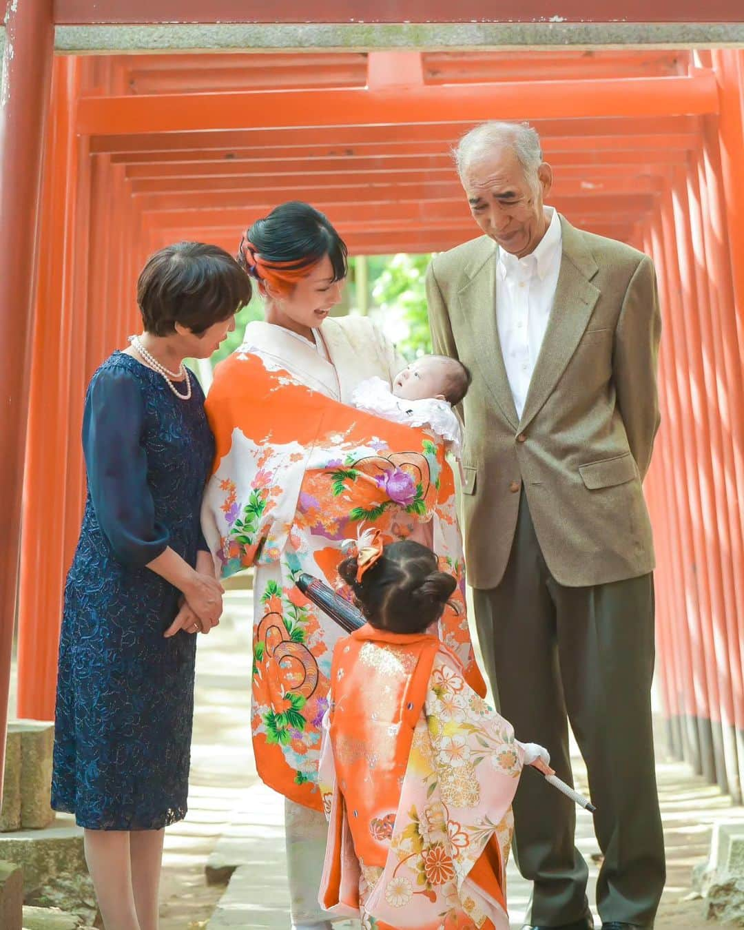 酒井千佳さんのインスタグラム写真 - (酒井千佳Instagram)「* 上の子の七五三と 下の子のお宮参りを 先日同時に行いました。   両親も義両親も来てくれて カメラマンさんに 出張撮影してもらったんですが この撮影がなかなかに大変でした。   0歳児と3歳児の 機嫌を同時にとるって難しいね。   カメラマンさんも二人をあやしてくれて 慣れない着物で暑いなかお姉ちゃんも頑張ってくれて 素敵な写真になりました。   赤ちゃんの顔見せる体勢での抱っこは 腕が死んだけど。。   なにはともあれ お姉ちゃんが元気でやんちゃな3歳になったのも ベビさんがすくすく大きくなってくれてるのも 家族でこの日を迎えられたのも 感無量。   これからも健康に成長しておくれ。  #七五三フォト #お宮参りフォト #七五三出張撮影 #お宮参り出張撮影 #七五三3歳 #2020年7月生まれ #2023年7月ベビー #令和5年7月ベビー #3歳差姉妹」10月26日 10時04分 - sakaichikaaaa