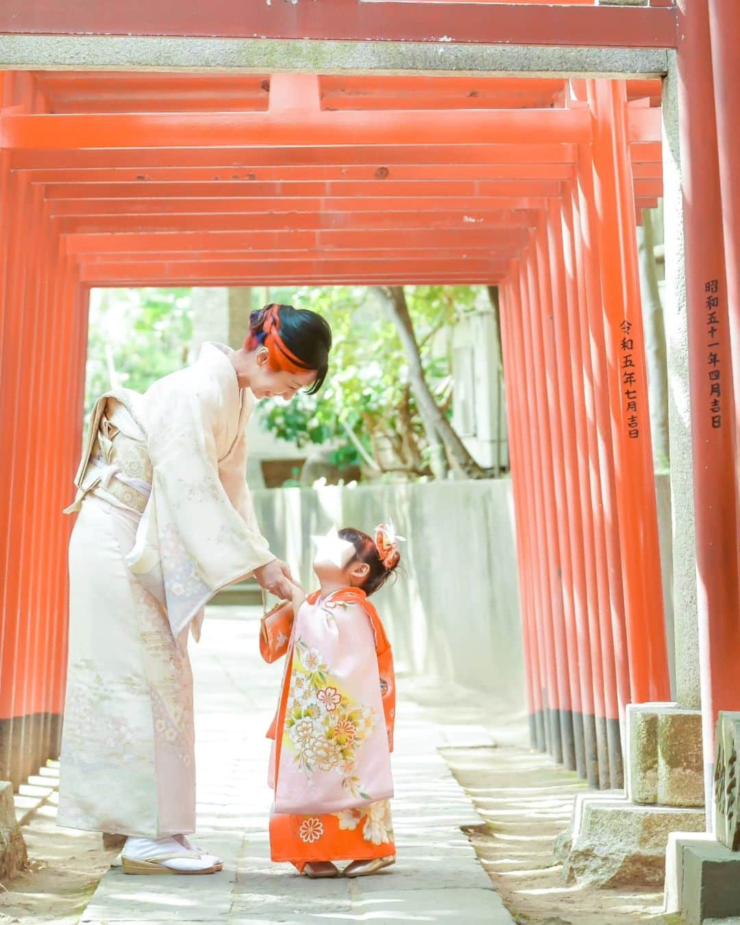 酒井千佳さんのインスタグラム写真 - (酒井千佳Instagram)「* 上の子の七五三と 下の子のお宮参りを 先日同時に行いました。   両親も義両親も来てくれて カメラマンさんに 出張撮影してもらったんですが この撮影がなかなかに大変でした。   0歳児と3歳児の 機嫌を同時にとるって難しいね。   カメラマンさんも二人をあやしてくれて 慣れない着物で暑いなかお姉ちゃんも頑張ってくれて 素敵な写真になりました。   赤ちゃんの顔見せる体勢での抱っこは 腕が死んだけど。。   なにはともあれ お姉ちゃんが元気でやんちゃな3歳になったのも ベビさんがすくすく大きくなってくれてるのも 家族でこの日を迎えられたのも 感無量。   これからも健康に成長しておくれ。  #七五三フォト #お宮参りフォト #七五三出張撮影 #お宮参り出張撮影 #七五三3歳 #2020年7月生まれ #2023年7月ベビー #令和5年7月ベビー #3歳差姉妹」10月26日 10時04分 - sakaichikaaaa