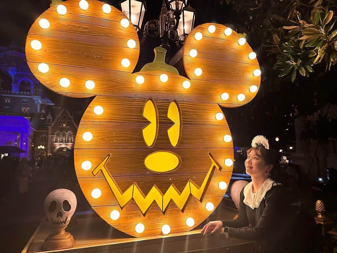 のインスタグラム：「. 19時くらいに 蒸気噴射してた🎃  夜方のインディージョーンズの キューラインで あんなに爆笑する元気あったの 私たちくらいよね？ヴェルサーチ。  かと思いきや 30代からの真剣な話も しちゃうからもう死ぬまで 一生の友 笑」