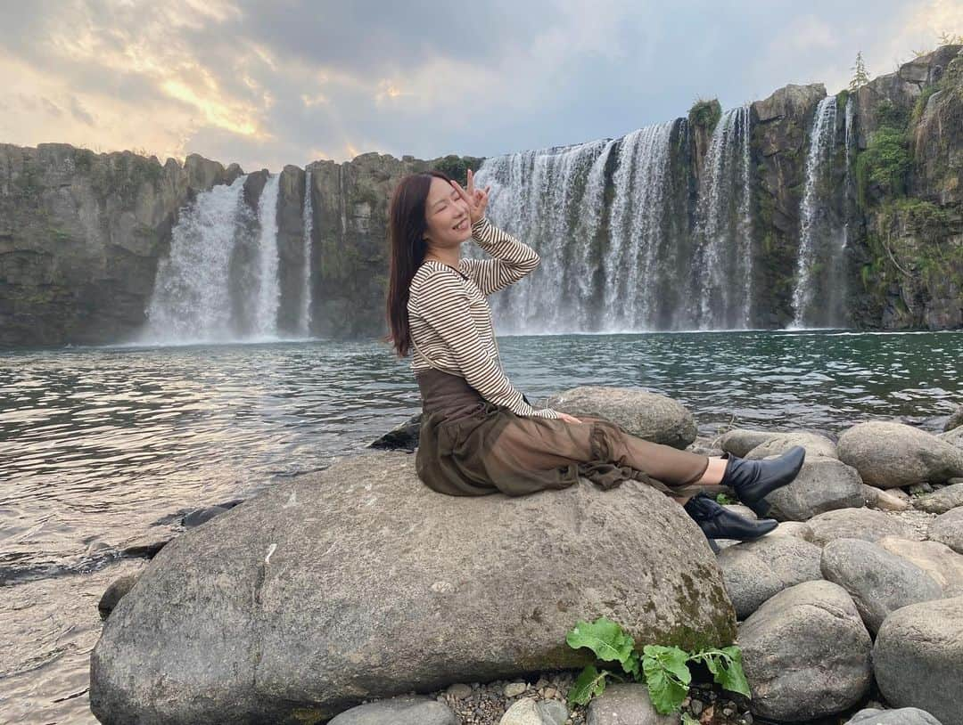 岸田麻佑のインスタグラム：「♡ 久しぶりに滝に行けました！ ずっと行きたかった大分県にある #原尻の滝   あ〜癒された♡  #九州旅行 #九州観光  #大分 #ooita #観光スポット  #大分旅行 #大分観光  #原尻の滝 #滝 #癒し  #マイナスイオン」