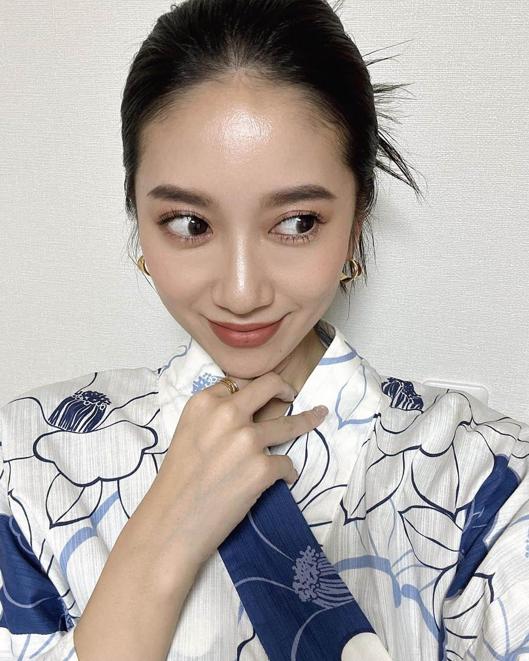 中村望美さんのインスタグラム写真 - (中村望美Instagram)「浴衣メイク😚🫶 ヘアの動画もあるよ☺️ ㅤㅤㅤㅤㅤㅤㅤㅤㅤㅤㅤㅤㅤ ㅤㅤㅤㅤㅤㅤㅤㅤㅤㅤㅤㅤㅤ 秋のこっくりメイクにしてみたよ😚🧡 新色がどツボすぎる&盛れるからかなりお気に入り🥹✨ ㅤㅤㅤㅤㅤㅤㅤㅤㅤㅤㅤㅤㅤヘアは @yasuyoshi26 🫶 シンプルに大人な感じにしてもらえて嬉しい🥹🥹 ありがとうございます😚 ㅤㅤㅤㅤㅤㅤㅤㅤㅤㅤㅤㅤㅤ ㅤㅤㅤㅤㅤㅤㅤㅤㅤㅤㅤㅤㅤ 肌のメンテナンスも @faceline_plus の @hiii__sasaki さんにみてもらって、クリスティーナのビオフィートで肌のデトックスしてもらいました🥹✨ コルギマッサージもしてもらい、浸透がかなり違くてびっくり！😭😭 ご招待ありがとうございました🥹✨ ㅤㅤㅤㅤㅤㅤㅤㅤㅤㅤㅤㅤㅤ そして、遂にこのメイクでも使用してる ホリデーコレクションが明日から先行予約開始になるので 詳しくは今日の @riendabeauty の投稿、ライブにて見てくださいね🥹🫶🫶 ㅤㅤㅤㅤㅤㅤㅤㅤㅤㅤㅤㅤㅤ ㅤㅤㅤㅤㅤㅤㅤㅤㅤㅤㅤㅤㅤ #riendabeauty #canmake #makeup #メイク #浴衣コーデ #浴衣ヘア #pr」10月26日 10時12分 - nozomi_n0316