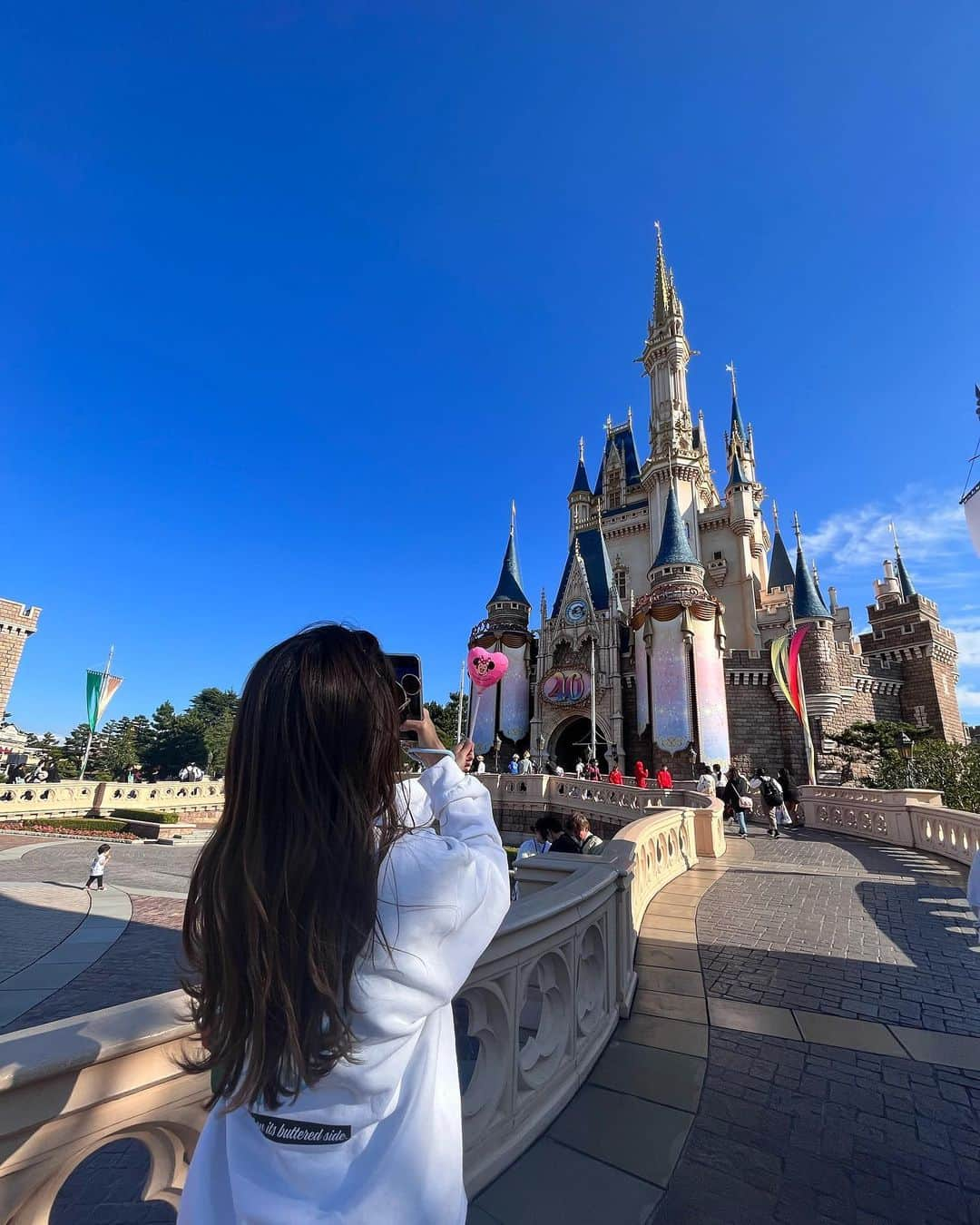 戸田れいさんのインスタグラム写真 - (戸田れいInstagram)「🐭🏰🩵  最高のお天気すぎて空ばかり撮ってた💙  乗り物はひとつも乗らなかったけど  とにかく食べて食べて飲んでの繰り返しで  とても充実したディズニーハロウィンを過ごしました🎃👻」10月26日 10時14分 - rei_toda