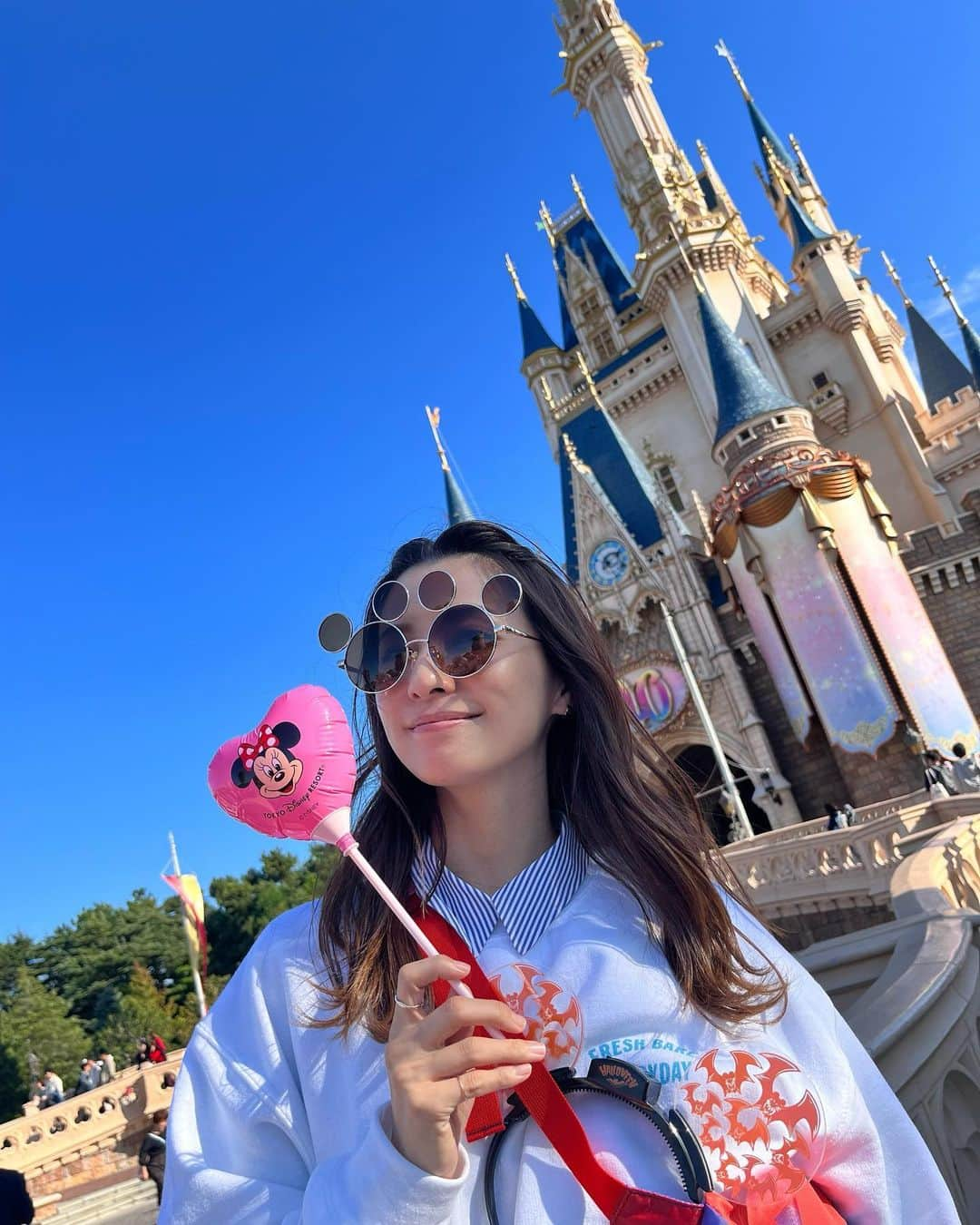 戸田れいのインスタグラム：「🐭🏰🩵  最高のお天気すぎて空ばかり撮ってた💙  乗り物はひとつも乗らなかったけど  とにかく食べて食べて飲んでの繰り返しで  とても充実したディズニーハロウィンを過ごしました🎃👻」