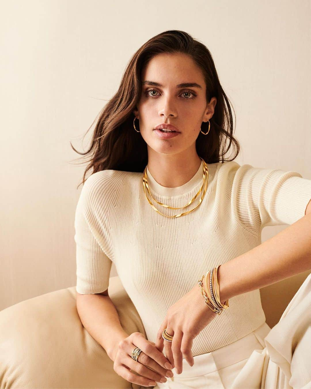 マルコ ビチェゴのインスタグラム：「Through this campaign with @sarasampaio the brand fortifies its identifiable forms of spontaneous, authentic femininity, which renders beauty unique.   Coil collections are endlessly mixed in ever more audacious wear.   #marcobicego #jewelry #gold #madeinitaly」