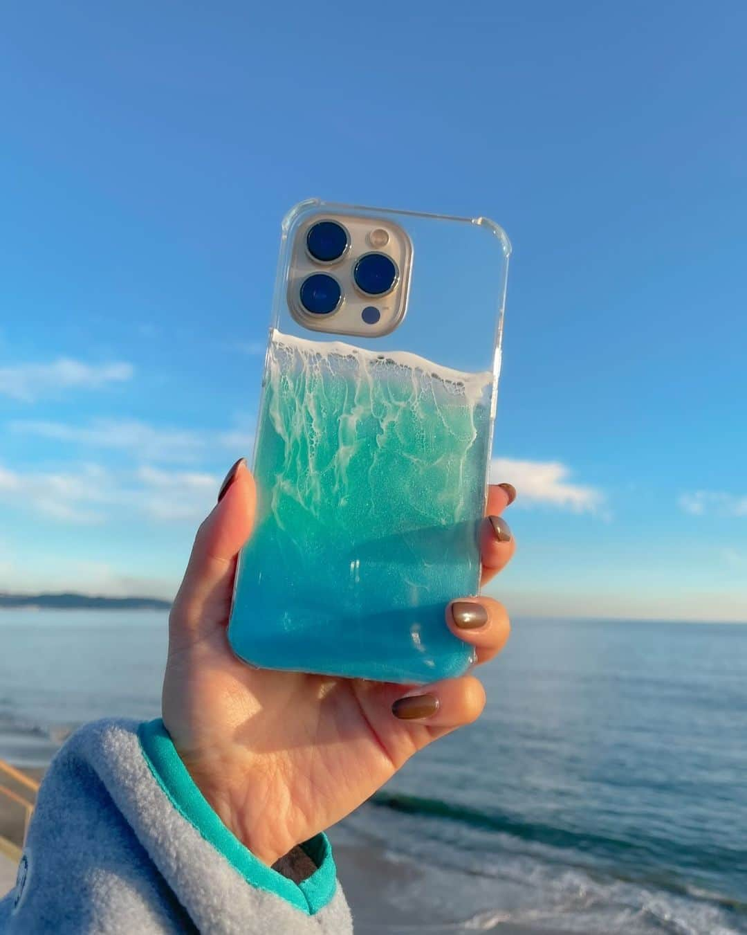 ユミ のインスタグラム：「new iPhone case🩵🧡🌼  handmade shop @beachlover_art  波の音まで聴こえそうな可愛い ocean case🩵🌊  ハツオロシbeach☺️☀️🌞🧡🩵  ハンドメイドでカラーもグラデも 最高に可愛くてずっと見てられる🤍💙😍  そして何度見ても 空が綺麗すぎてクリアに見えるけど カメラ横の部分はなんとミラー！🥳👌🏽 外出先のちょっとしたメイク直しにも嬉しいよね〜🌼🥰  手の平からパワーをありがとう🌞🌼😌💗 Thank you!! @mssy09 🌊  #nature#naturelife#beachgirl #beach#pr#iphoneケース#sea #ocean#bluecase#wavecase#bay」