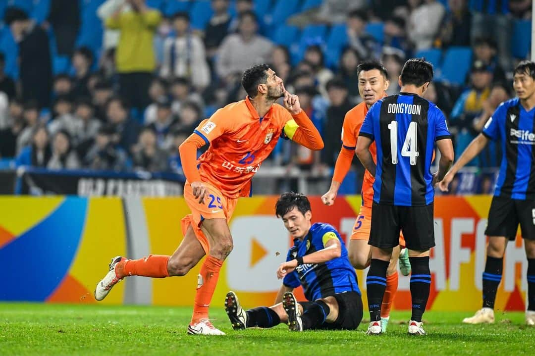 マルアン・フェライニのインスタグラム：「What a win … Shandong fans thanks for the support ❤️we go again very soon 🦍🦍🦍」