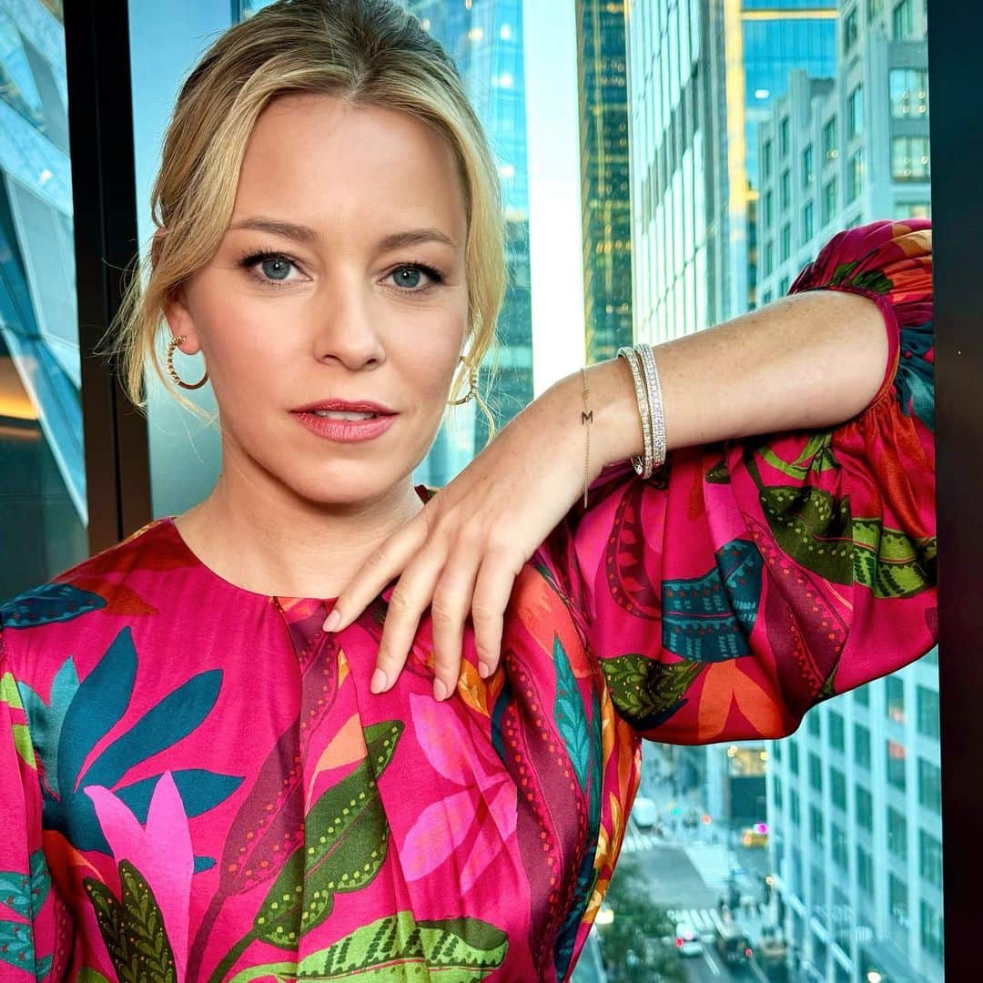 のインスタグラム：「NYC in Autumn. The best! * * * Glam: @benskervin @fionastiles  Dress: @farmrio  Jewels: @mywithclarity」