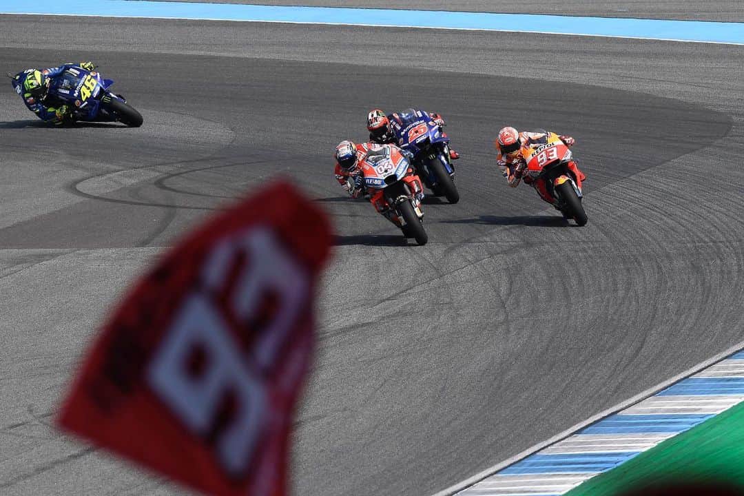 レプソル・ホンダのインスタグラム：「Win 42 🏆  A new track on the calendar and @MarcMarquez93 helped to put on a THRILLER. Dicing with Dovi and Viñales in a tight trio, MotoGP's arrival to Thailand was memorable.  And we're back again this weekend 😉  #LookingBackOnMM93 🐜」