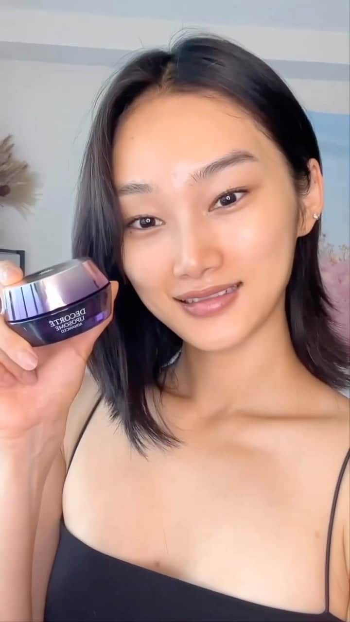DECORTÉのインスタグラム：「@ii_moonshine achieves plump, smooth and radiant skin with our Liposome Advanced Repair Serum and Cream. This duo strengthens the skin microbiome with 24-hour time-released hydration and proven skin-repairing ingredients.  #decorte #liposomeadvanced #jbeauty #serum #nightcream」