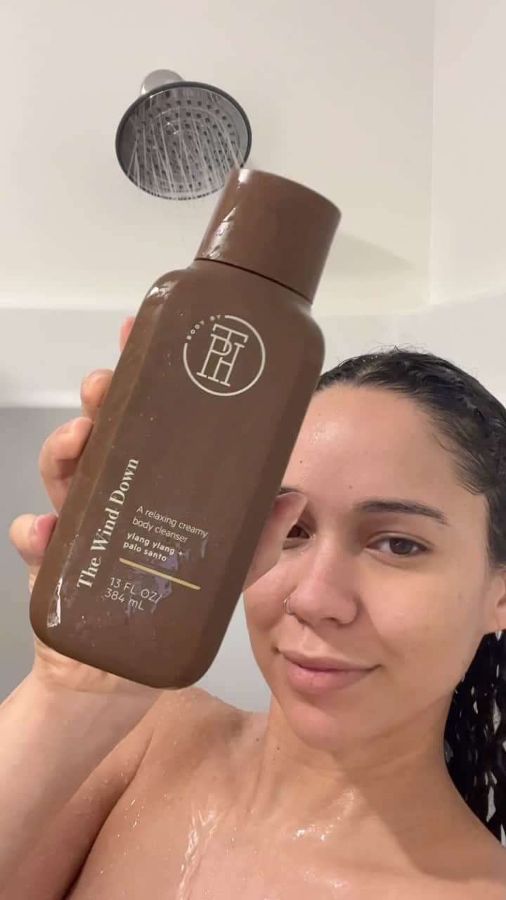 タラジ・P・ヘンソンのインスタグラム：「Indulge and treat yourself with my faveeeee Body by TPH body cleanser, THE WIND DOWN 🤎  Infused with lavender essential oil and oat flour to soothe and renew your skin. GIFT YOURSELF SOME SELF-CARE!! 💋💋💋🙏🏾🙏🏾🙏🏾 @tphbytaraji」