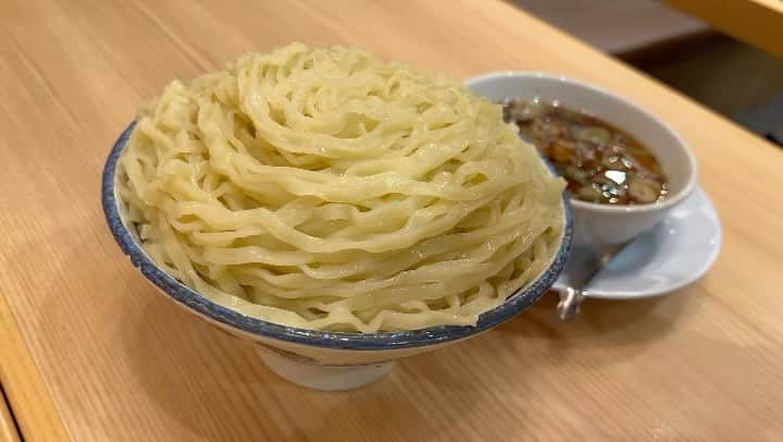 かこのインスタグラム：「美味しすぎて説明できやんのが悔しい🫠🫠🫠 とりあえず三田製麺所さんに行く時はコンディション抜群で！！笑  最初の頃は私たちもたまごかけ麺うまく混ぜれやんくて😖ふわふわにするとかさが増して器のギリギリまでたまごがくるの😳✨でも通えば上達するから行けば行くほど美味しいたまごかけ麺が作れる🫶🏻 15周年企画で三田製麺所史上最重量の超特盛増量『1.5キロ』が出現〜😆✨1キロのところ1.5キロに期間&店舗限定で増量🔥1キロ盛り出た時めちゃくちゃ嬉しくて行く度に1キロ盛り食べとるんやけどそこをまた増やしてくださるなんて嬉しすぎる🥹✨大好き！！ 最後の3枚は美味しいリアクションシンクロする双子🐿️🐿️笑 #三田製麺所 #15周年 #特濃つけ麺 #ざる中華 #たまごかけ麺 #大食い #はらぺこツインズ #双子 #먹방 #대식가 #먹팔 #먹팔해요 #먹스타그램 #대식가 #mukbank #大胃王 #モッパン #ความตะกละ  #Gula #デカ盛り #つけ麺」