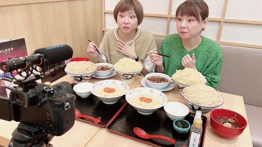 かこさんのインスタグラム写真 - (かこInstagram)「美味しすぎて説明できやんのが悔しい🫠🫠🫠 とりあえず三田製麺所さんに行く時はコンディション抜群で！！笑  最初の頃は私たちもたまごかけ麺うまく混ぜれやんくて😖ふわふわにするとかさが増して器のギリギリまでたまごがくるの😳✨でも通えば上達するから行けば行くほど美味しいたまごかけ麺が作れる🫶🏻 15周年企画で三田製麺所史上最重量の超特盛増量『1.5キロ』が出現〜😆✨1キロのところ1.5キロに期間&店舗限定で増量🔥1キロ盛り出た時めちゃくちゃ嬉しくて行く度に1キロ盛り食べとるんやけどそこをまた増やしてくださるなんて嬉しすぎる🥹✨大好き！！ 最後の3枚は美味しいリアクションシンクロする双子🐿️🐿️笑 #三田製麺所 #15周年 #特濃つけ麺 #ざる中華 #たまごかけ麺 #大食い #はらぺこツインズ #双子 #먹방 #대식가 #먹팔 #먹팔해요 #먹스타그램 #대식가 #mukbank #大胃王 #モッパン #ความตะกละ  #Gula #デカ盛り #つけ麺」10月26日 1時30分 - harapeko__kako