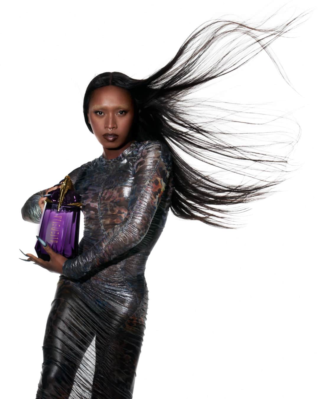 ミュグレーさんのインスタグラム写真 - (ミュグレーInstagram)「A rush, a burst, a blow: Alien overflows with otherworldly energy.  @sakeemathecrook wears Mugler by @cadwallader  Photographer @mariliandre Stylist @taylor_thoroski Makeup @auroregibrien Hair @chiaochenet Nails @cam.t.artist Movement direction @pat_boguslawski  #mugler #mugleralien #fragrance」10月26日 1時30分 - muglerofficial