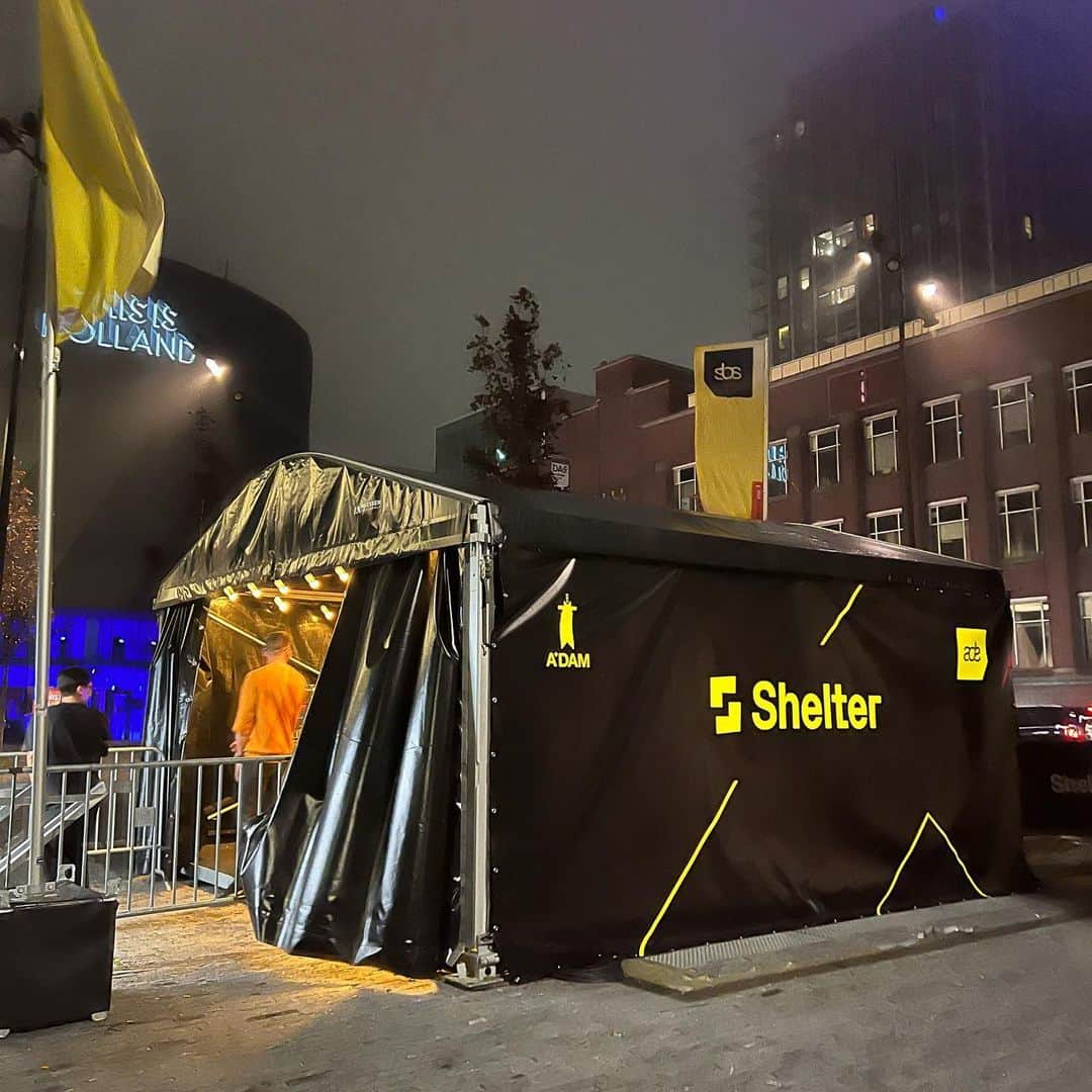 ハシモトタカヒロのインスタグラム：「初日はシェルター、撮影禁止のステッカー貼られたので外観だけ。18年前だけど来たことがある、NYの地下鉄のクラブと混同してるかな？めっちゃいい音といいヴァイブスだった。」
