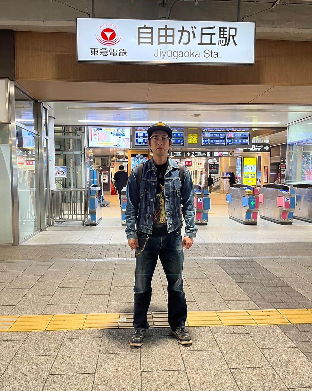 亘健太郎のインスタグラム：「自由が丘は美味しいもので溢れとる‼︎足元はレッドウィング。  #channelwatari #アメカジボーイズ  #amecajiboys  #アメカジ  #アメカジ散策  #byボーイズ長  #気になるアイテムあります？ #電気工事士芸人 #建築系バイト芸人」